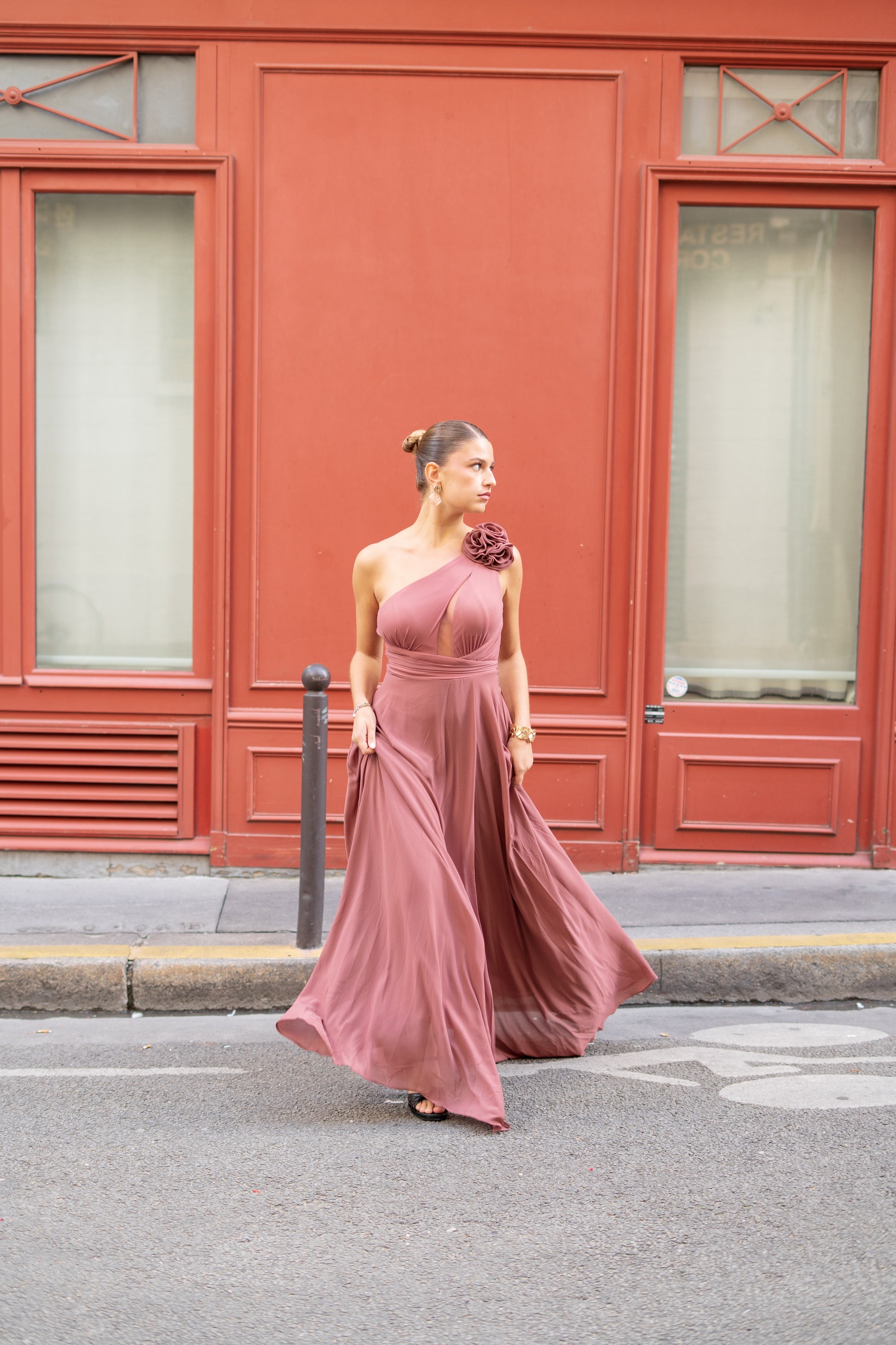 Robe asymétrique avec 3 fleurs détachables et fente - Calabasas