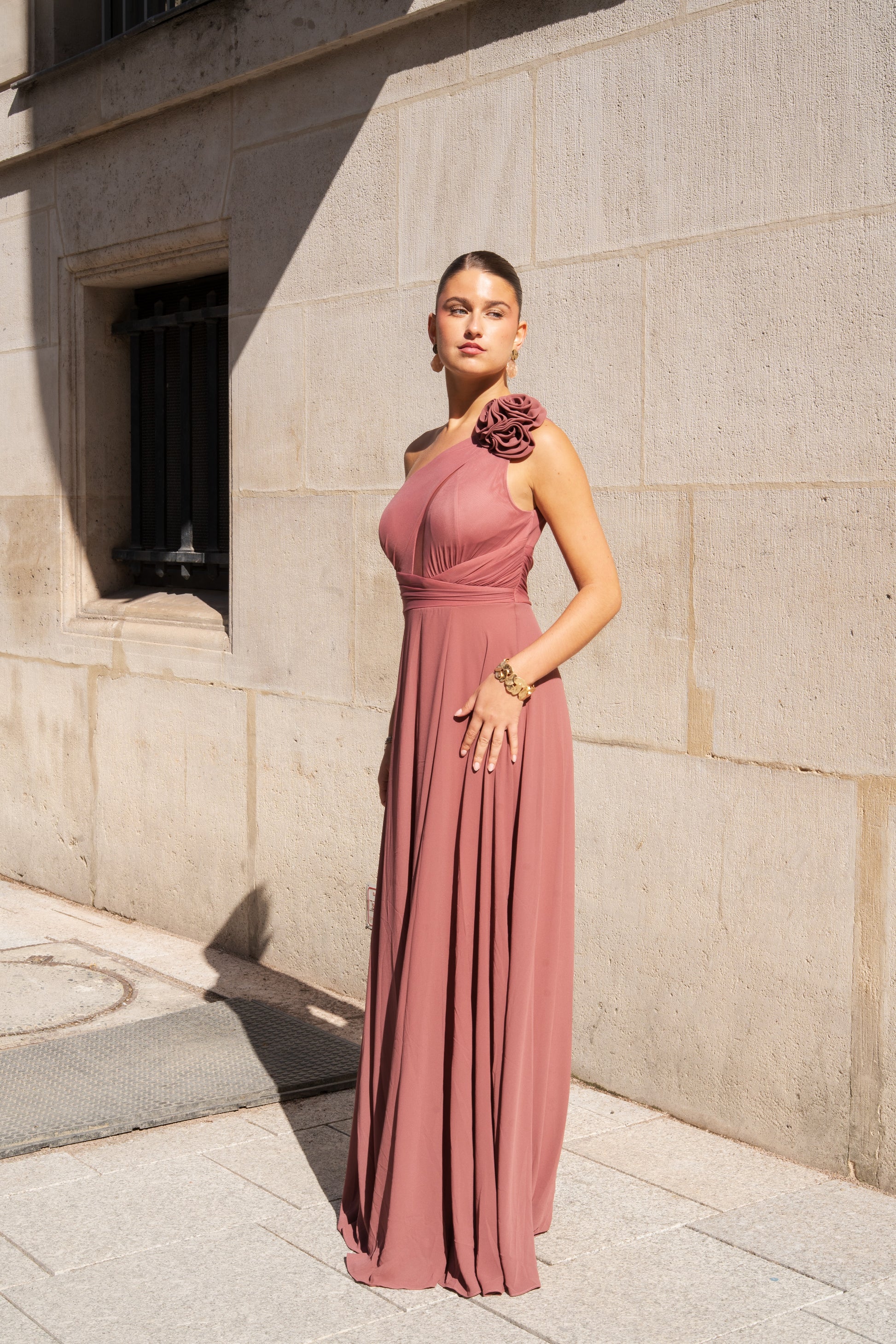 Robe asymétrique avec 3 fleurs détachables et fente - Calabasas
