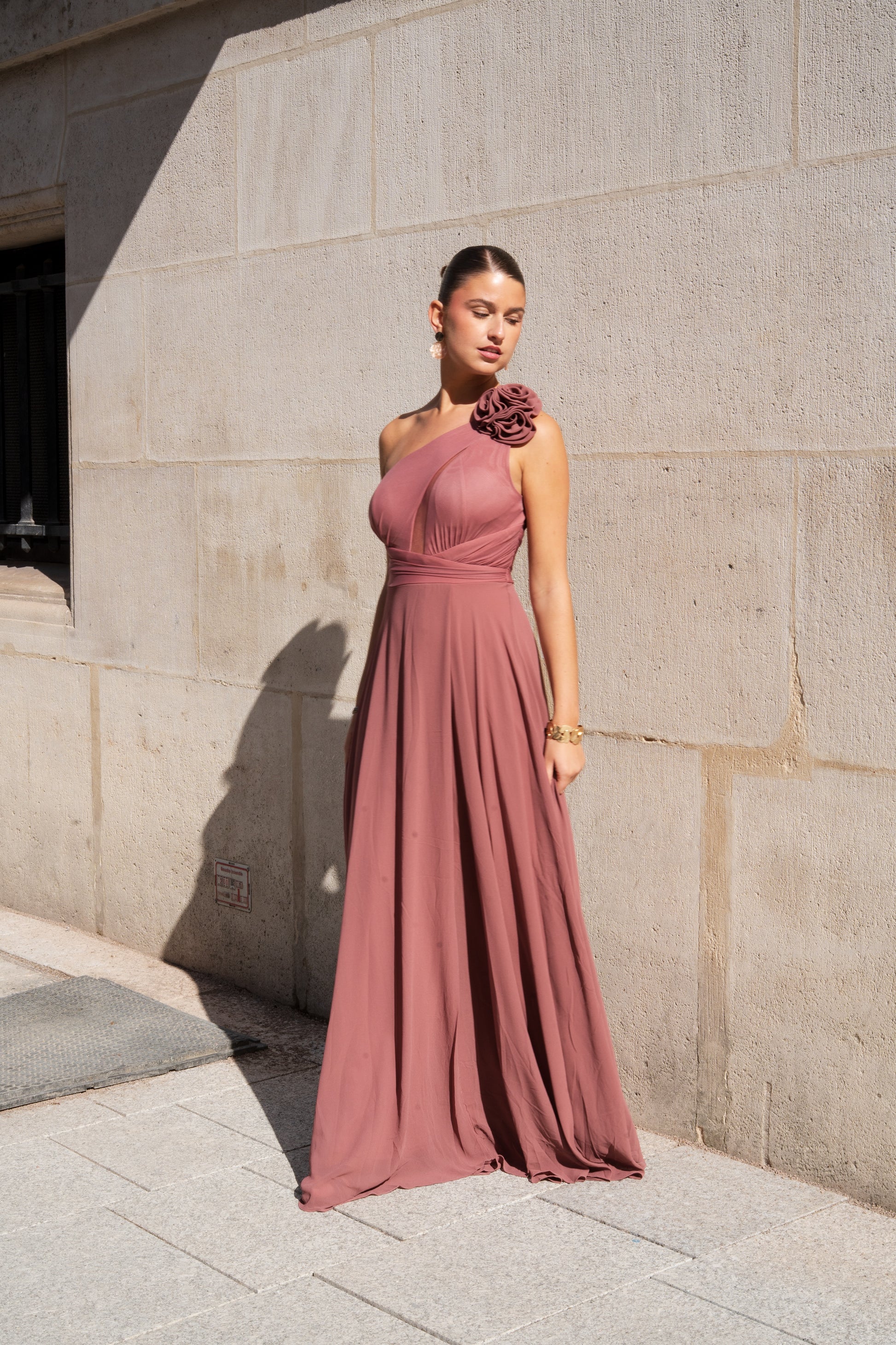 Robe asymétrique avec 3 fleurs détachables et fente - Calabasas