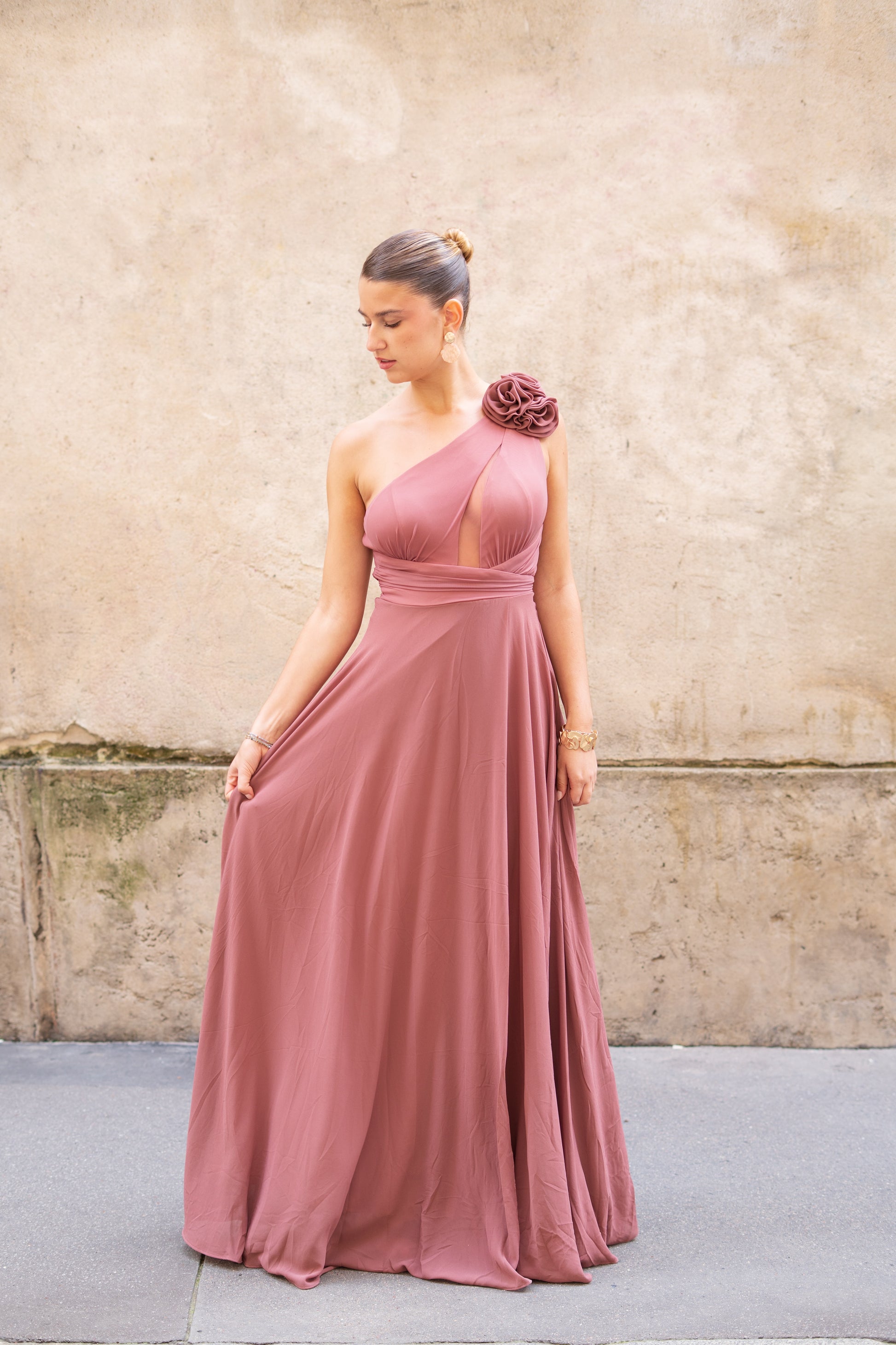 Robe asymétrique avec 3 fleurs détachables et fente - Calabasas