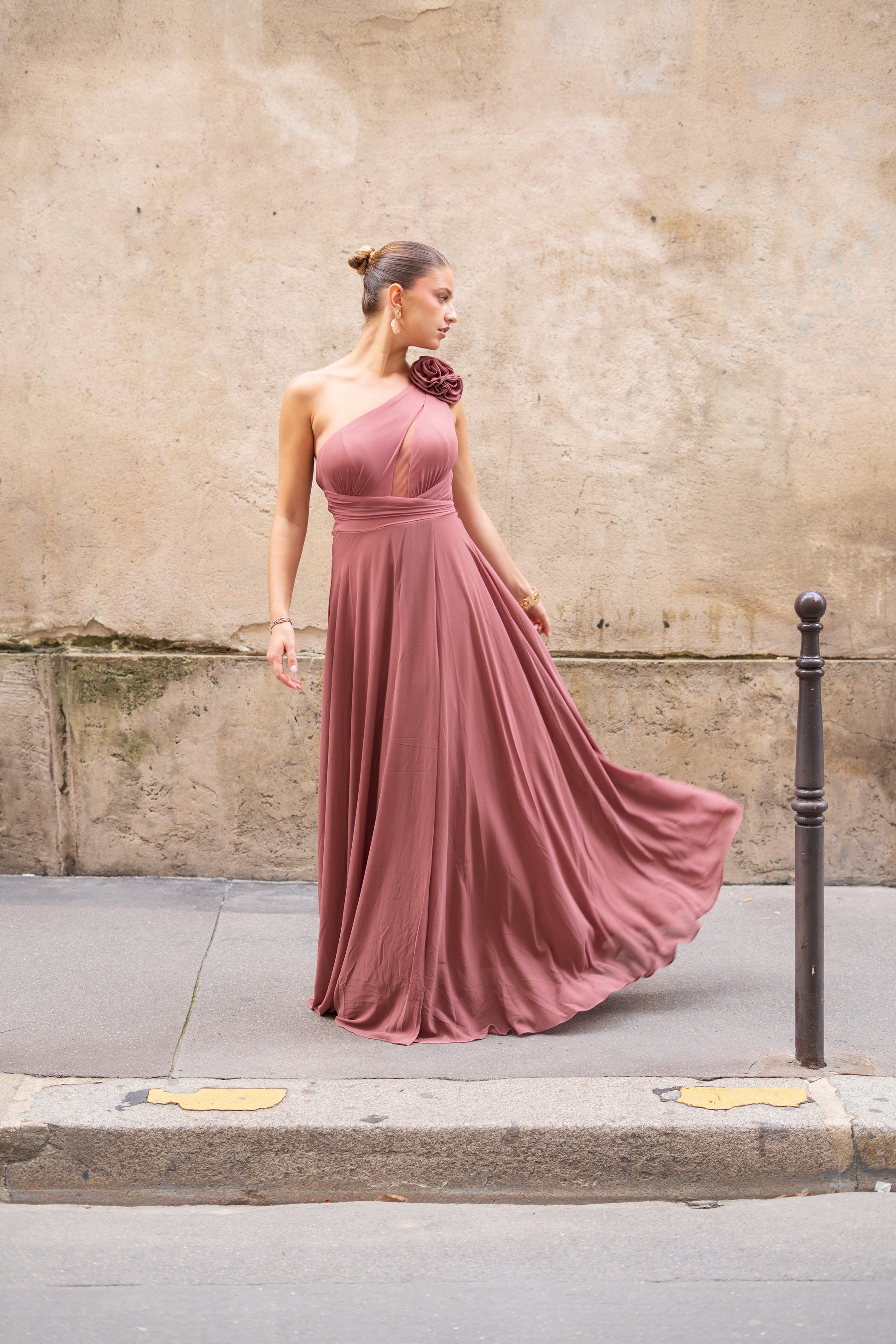 Robe asymétrique avec 3 fleurs détachables et fente - Calabasas