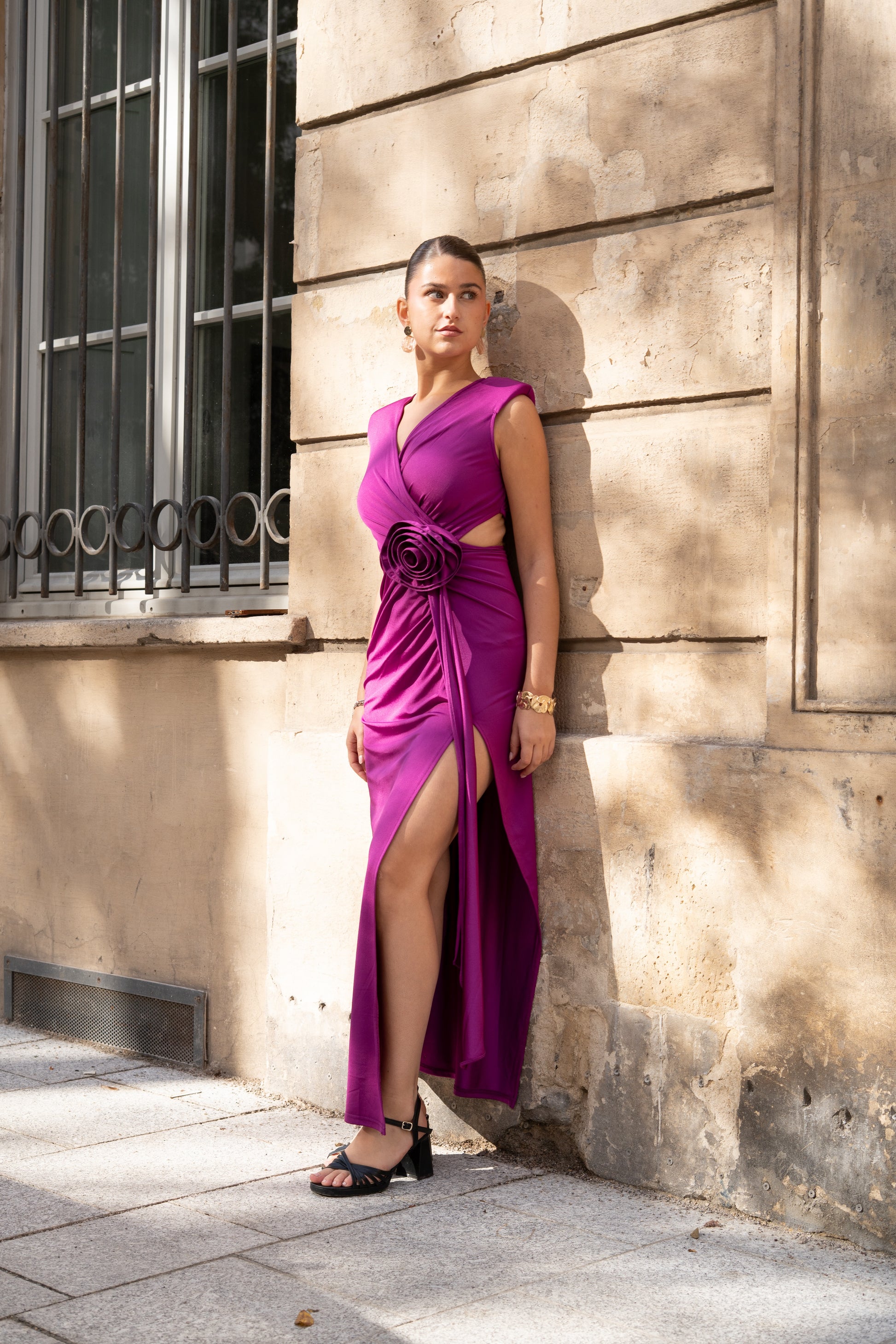 Robe de soirée moulante marqué à la taille par une fleur - Kota Kinabalu