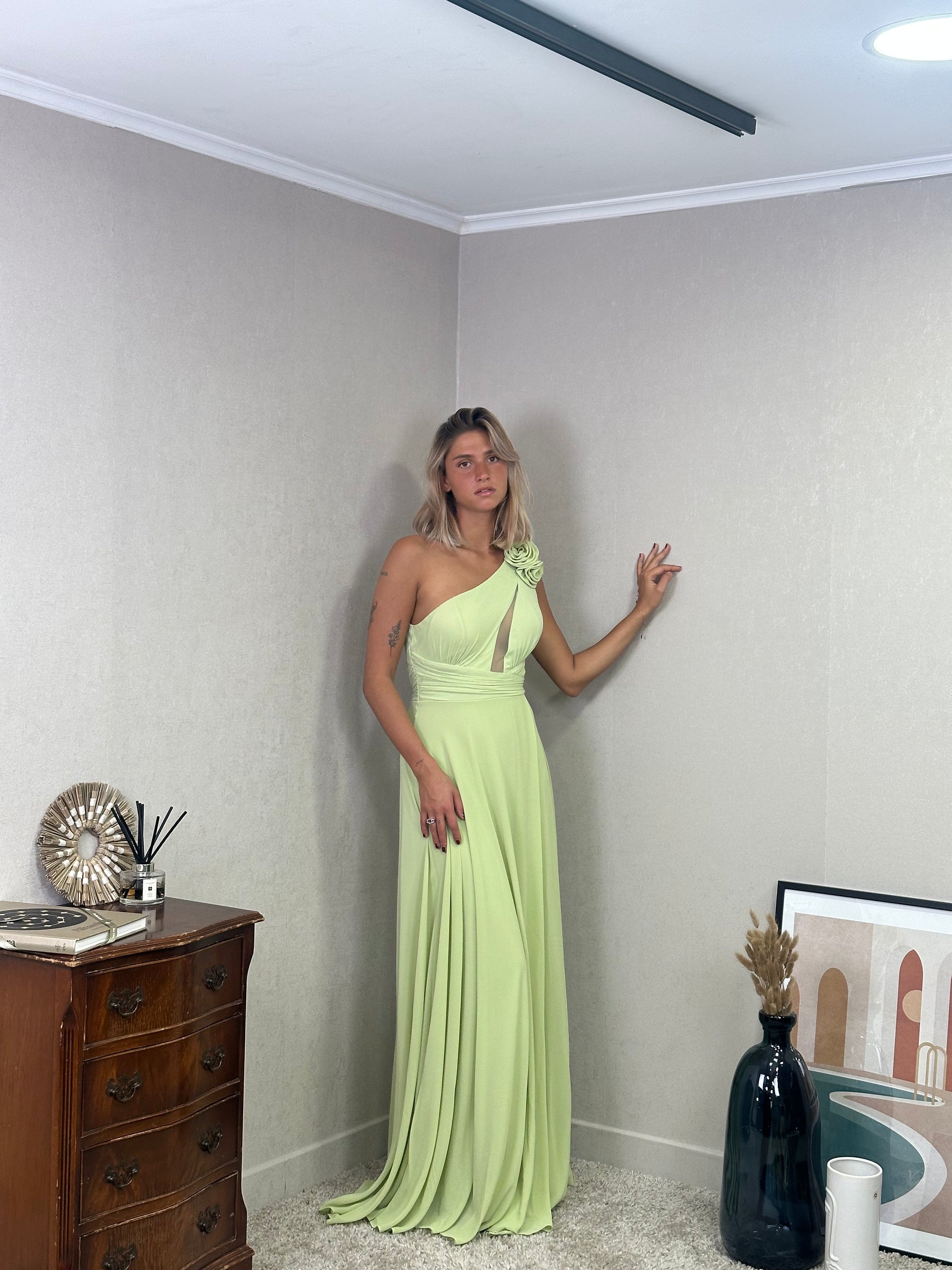 Robe asymétrique avec 3 fleurs détachables et fente - Calabasas