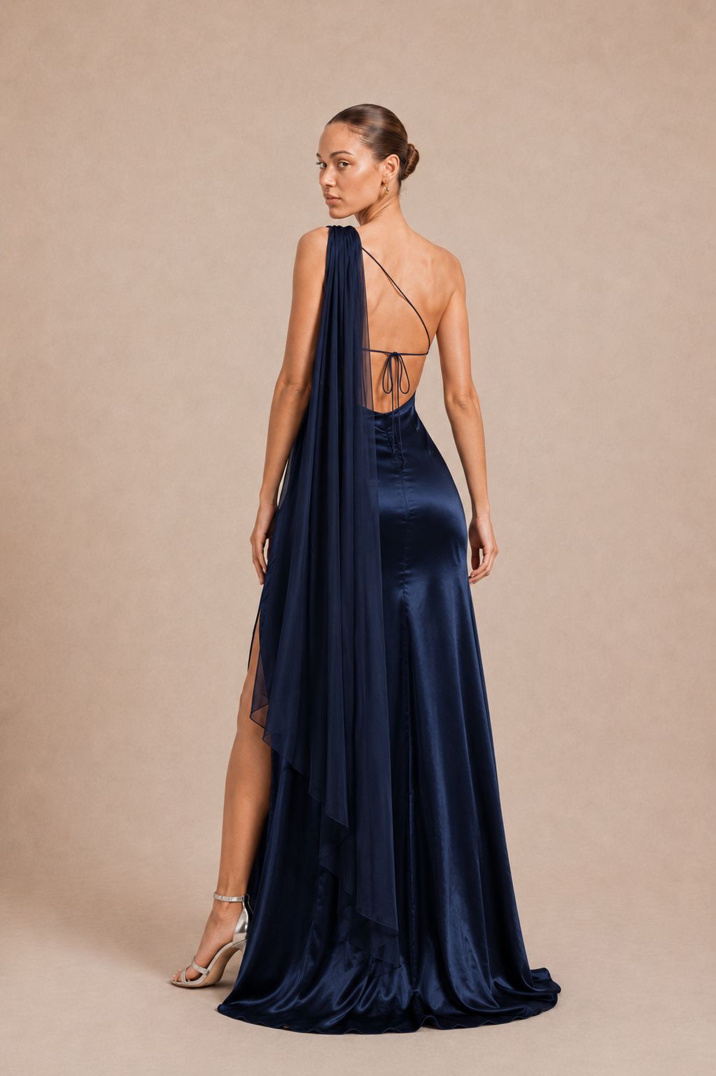 Robe longue en satin une épaule à voile - Cagliari