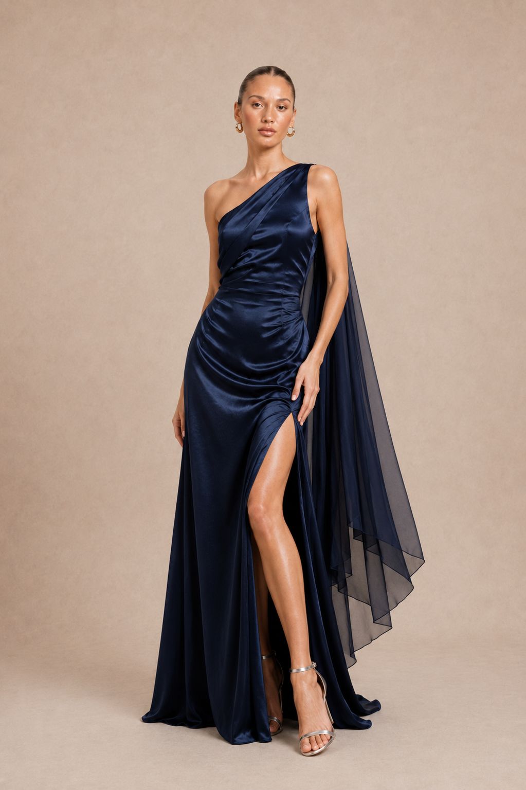 Robe longue en satin une épaule à voile - Cagliari