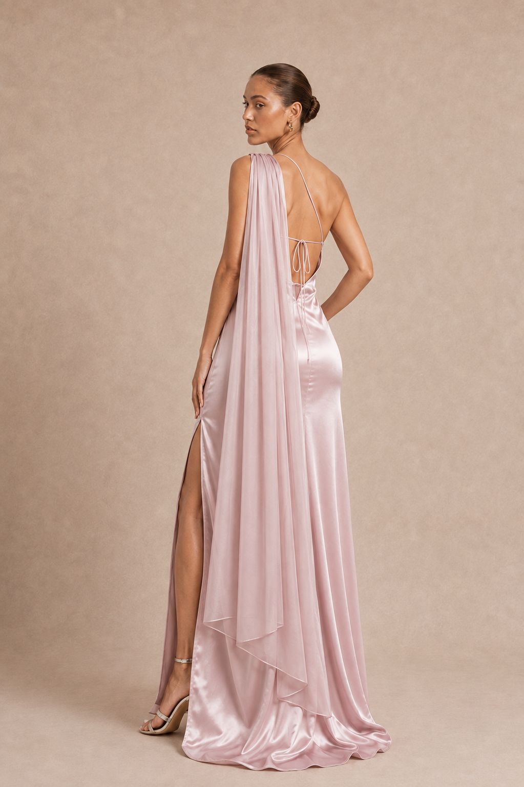 Robe longue en satin une épaule à voile - Cagliari