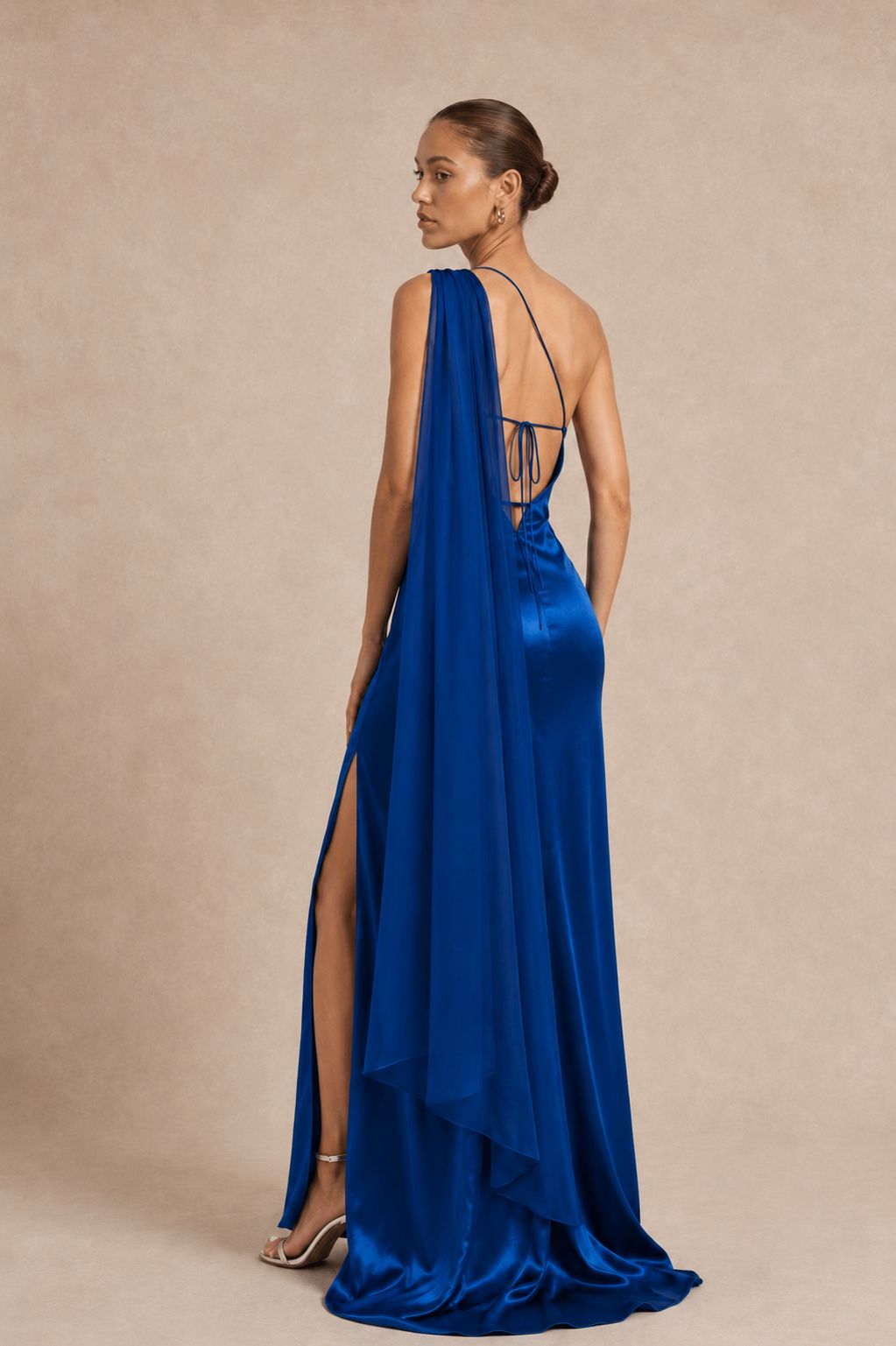 Robe longue en satin une épaule à voile - Cagliari