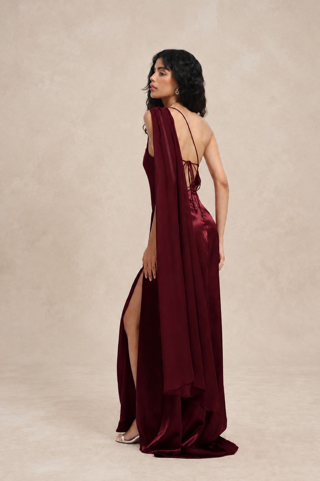 Robe longue en satin une épaule à voile - Cagliari