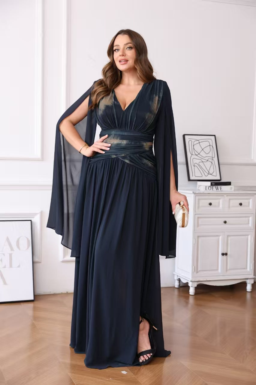 Robe de cérémonie longue fluide à décolleté en V et manches cape – Salem