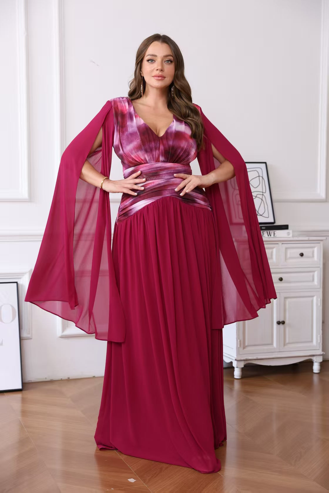 Robe de cérémonie longue fluide à décolleté en V et manches cape – Salem
