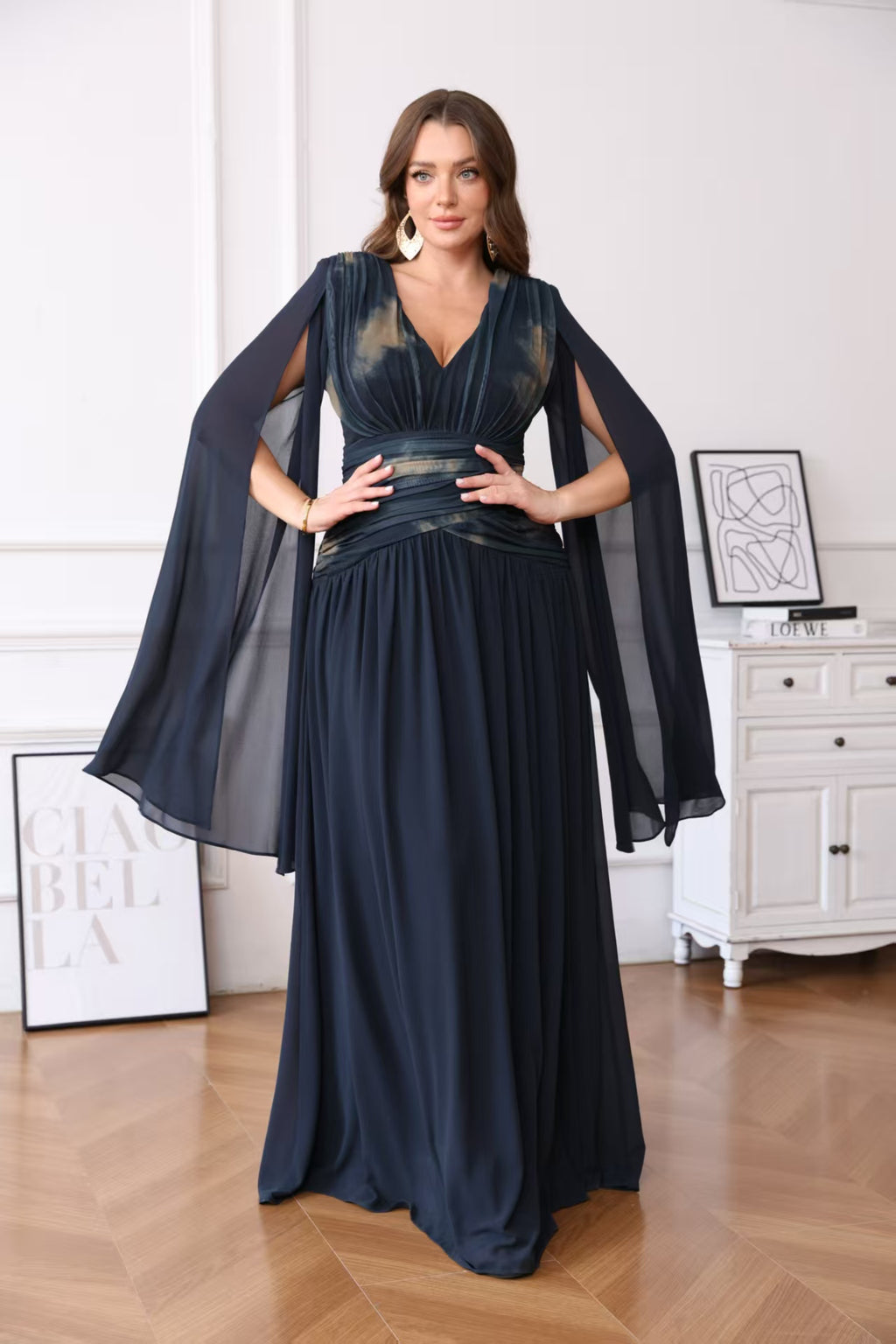 Robe de cérémonie longue fluide à décolleté en V et manches cape – Salem