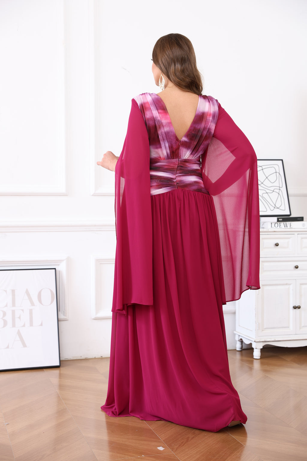 Robe de cérémonie longue fluide à décolleté en V et manches cape – Salem