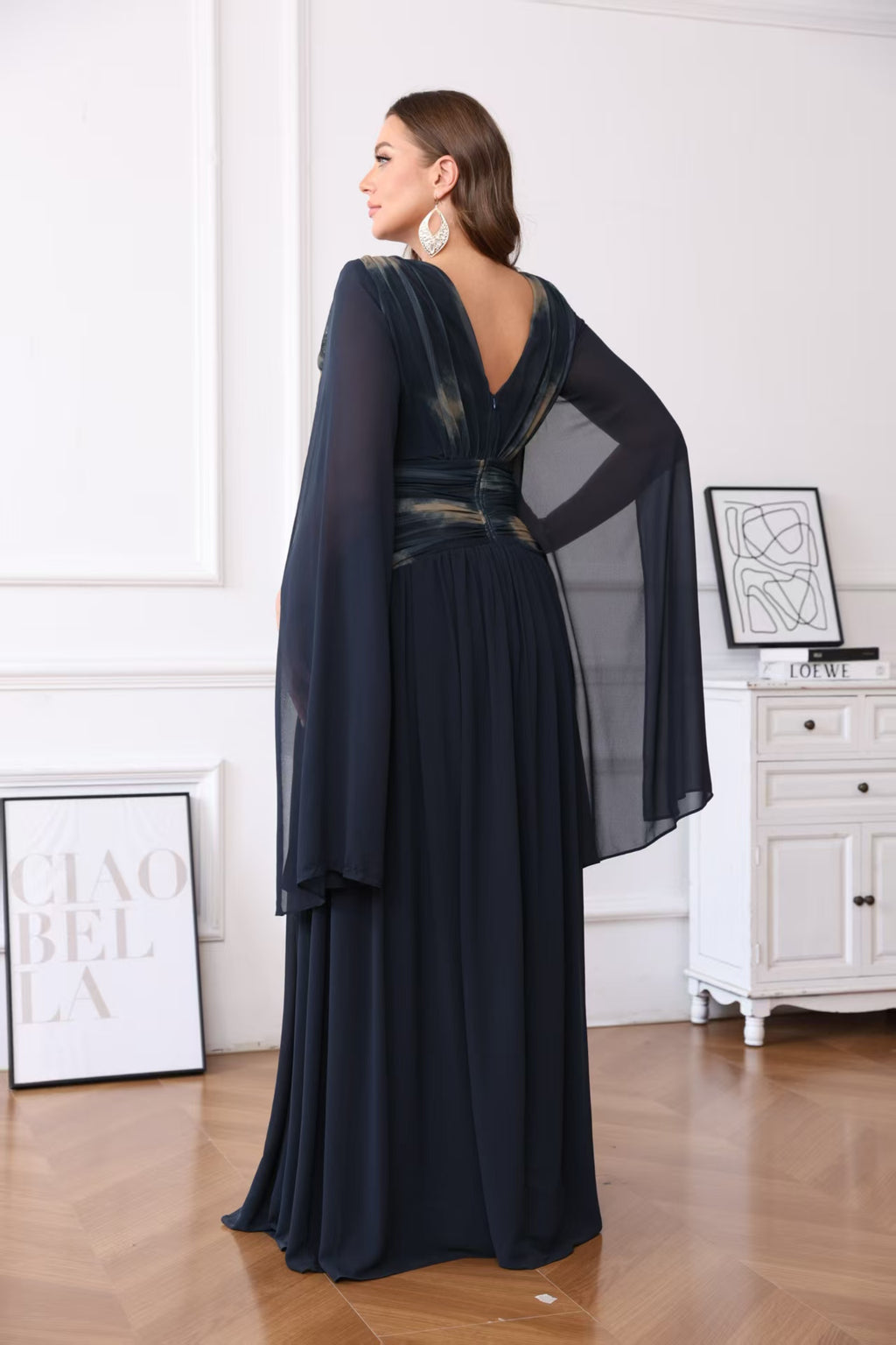 Robe de cérémonie longue fluide à décolleté en V et manches cape – Salem