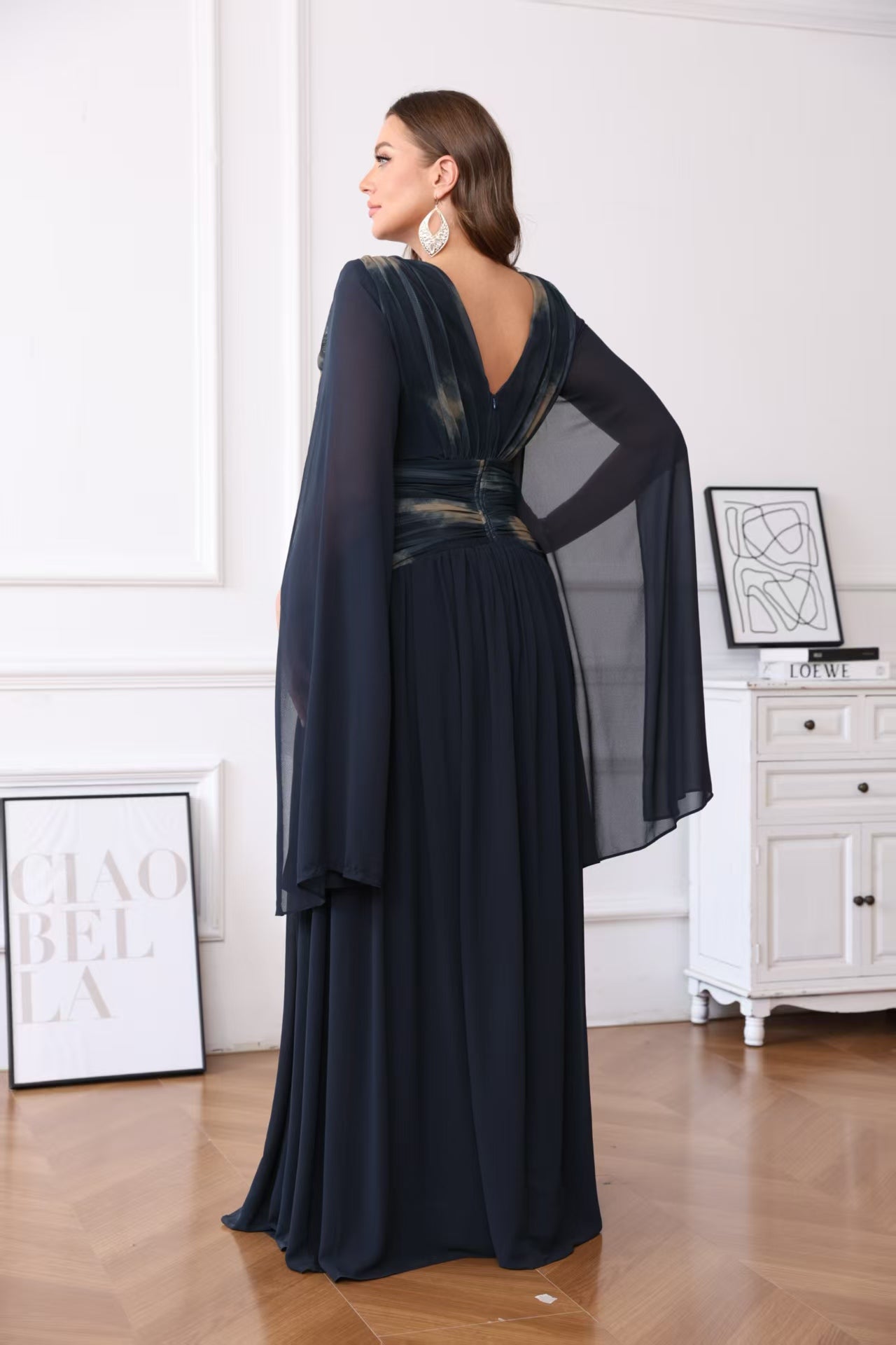 Robe de cérémonie longue fluide à décolleté en V et manches cape – Salem