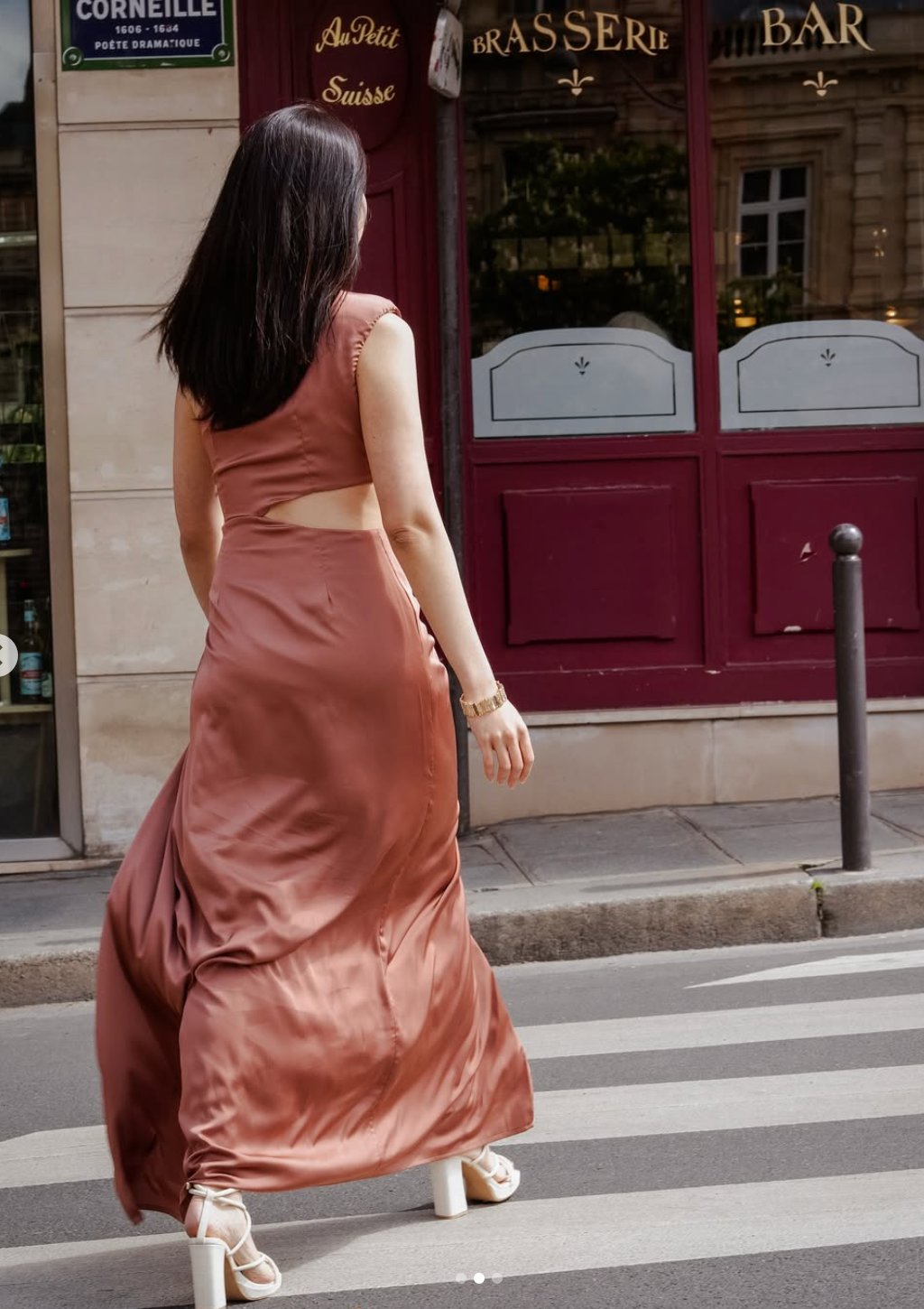 Robe de soirée satin tendance asymétrique Melbourne