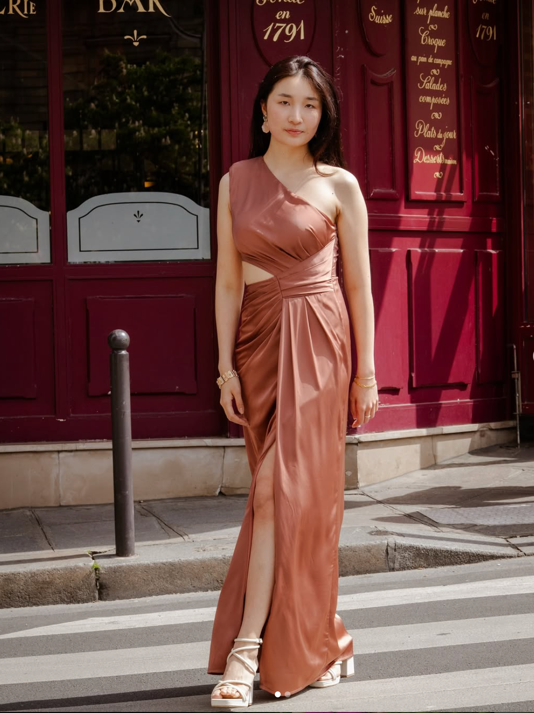 Robe de soirée satin tendance asymétrique Melbourne