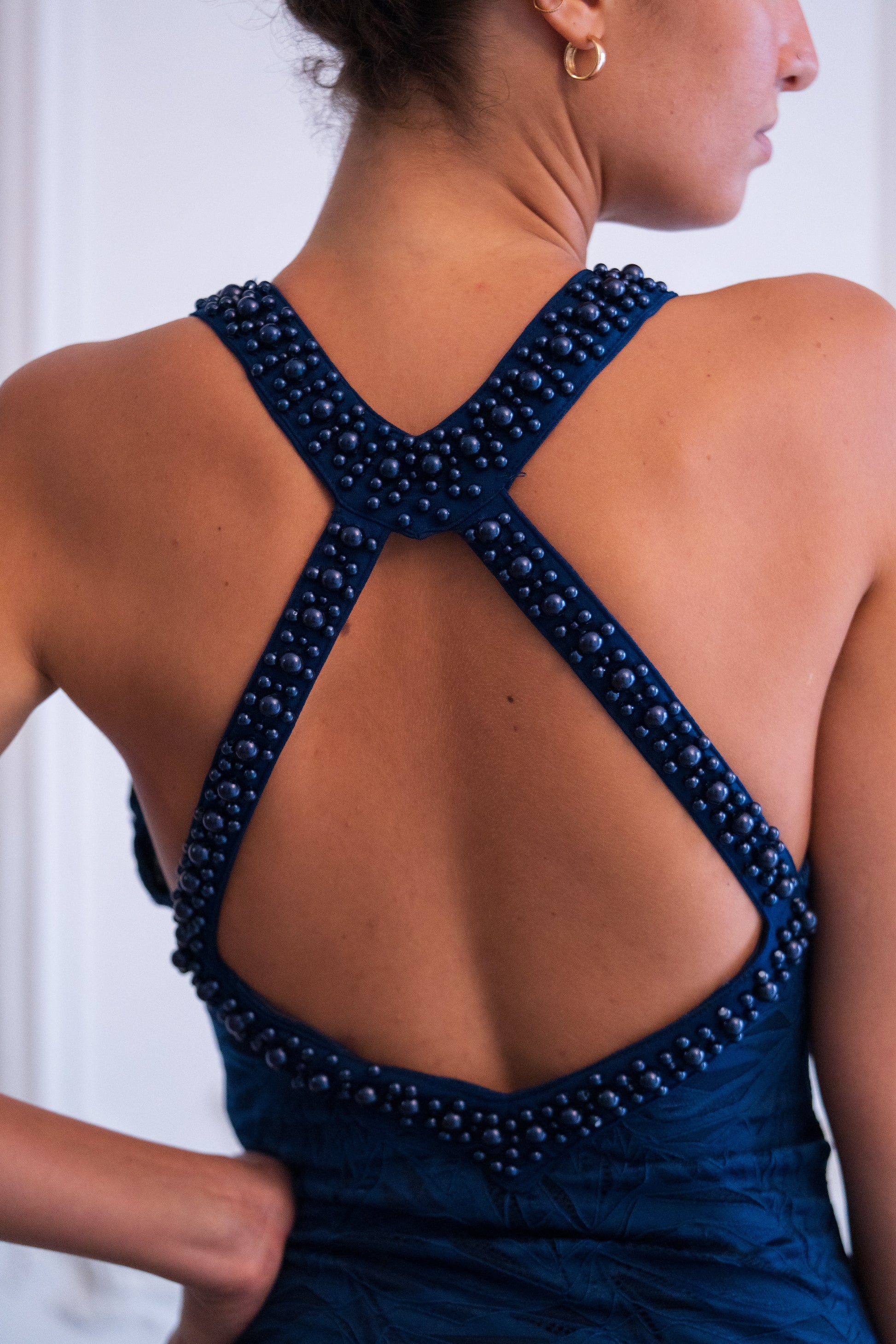 Robe de soirée dos croisé avec col perlé - SHANGHAI