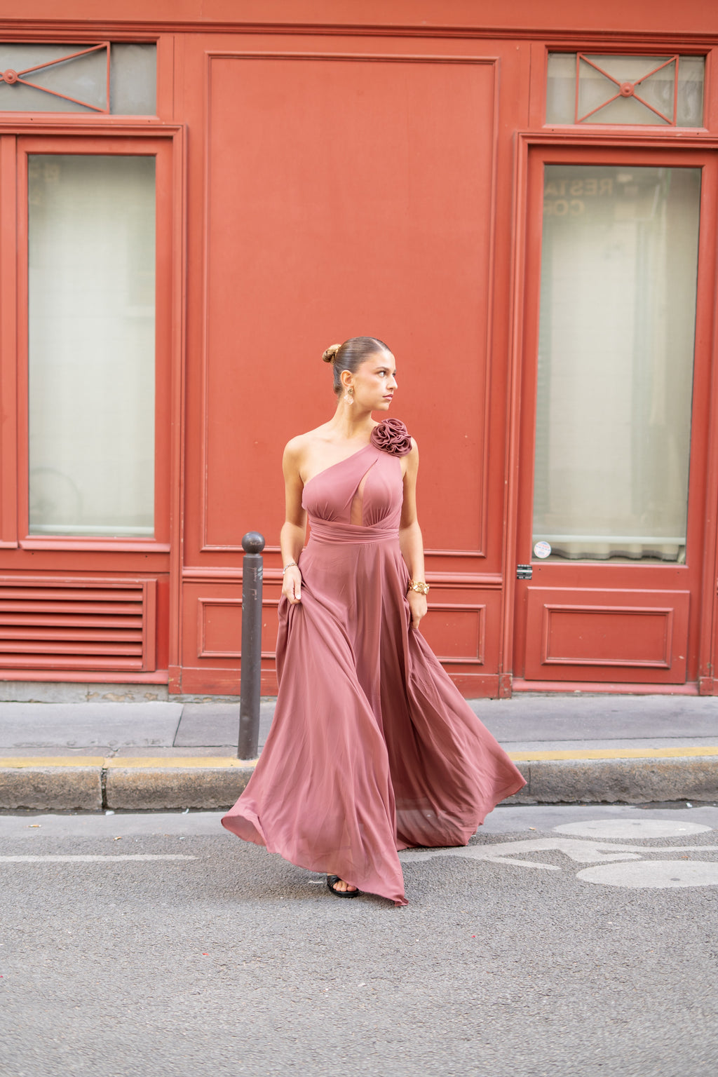 Robe asymétrique avec 3 fleurs détachables et fente - Calabasas