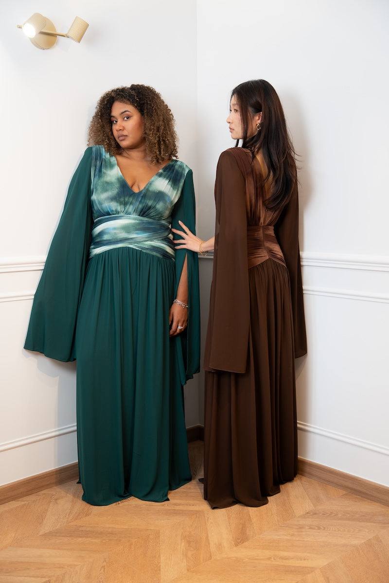 Robe de cérémonie longue fluide à décolleté en V et manches cape – Salem