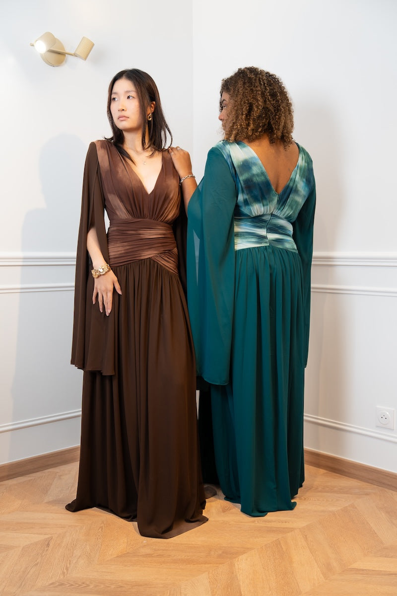 Robe de cérémonie longue fluide à décolleté en V et manches cape – Salem