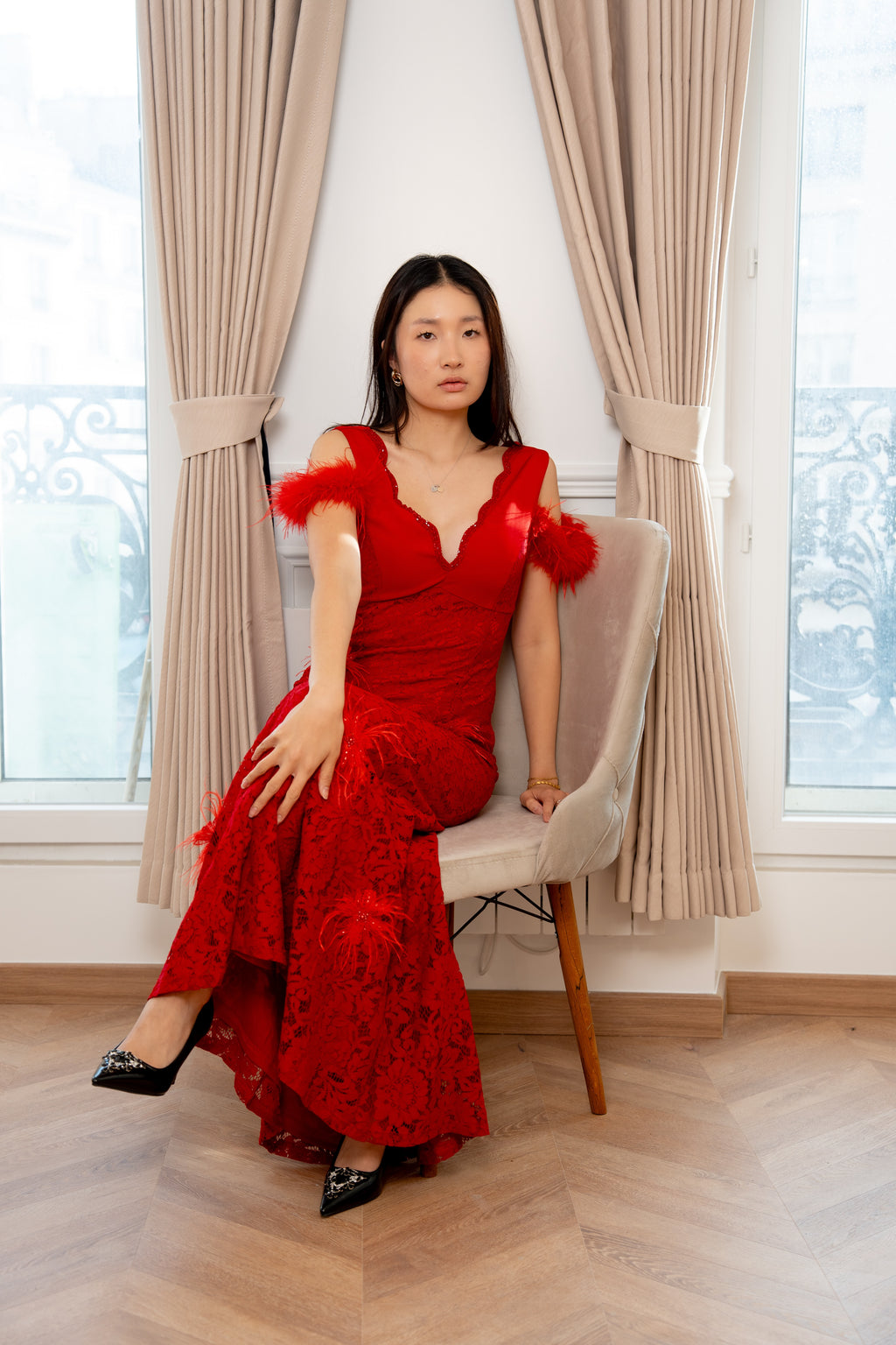 Robe de cérémonie longue en dentelle à décolleté en V et détails plume - Nuuk