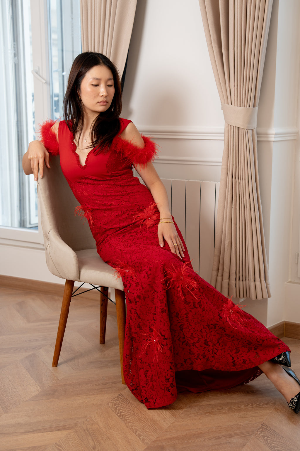 Robe de cérémonie longue en dentelle à décolleté en V et détails plume - Nuuk