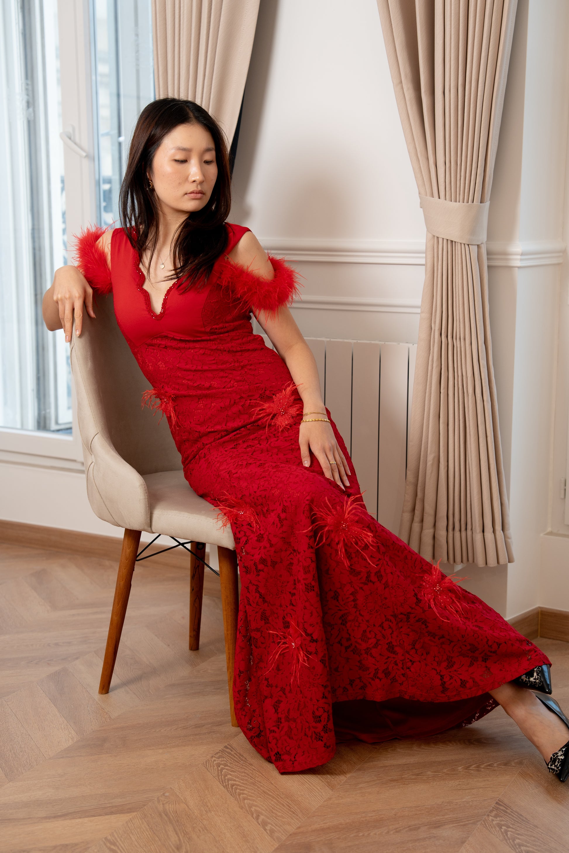 Robe de cérémonie longue en dentelle à décolleté en V et détails plume - Nuuk