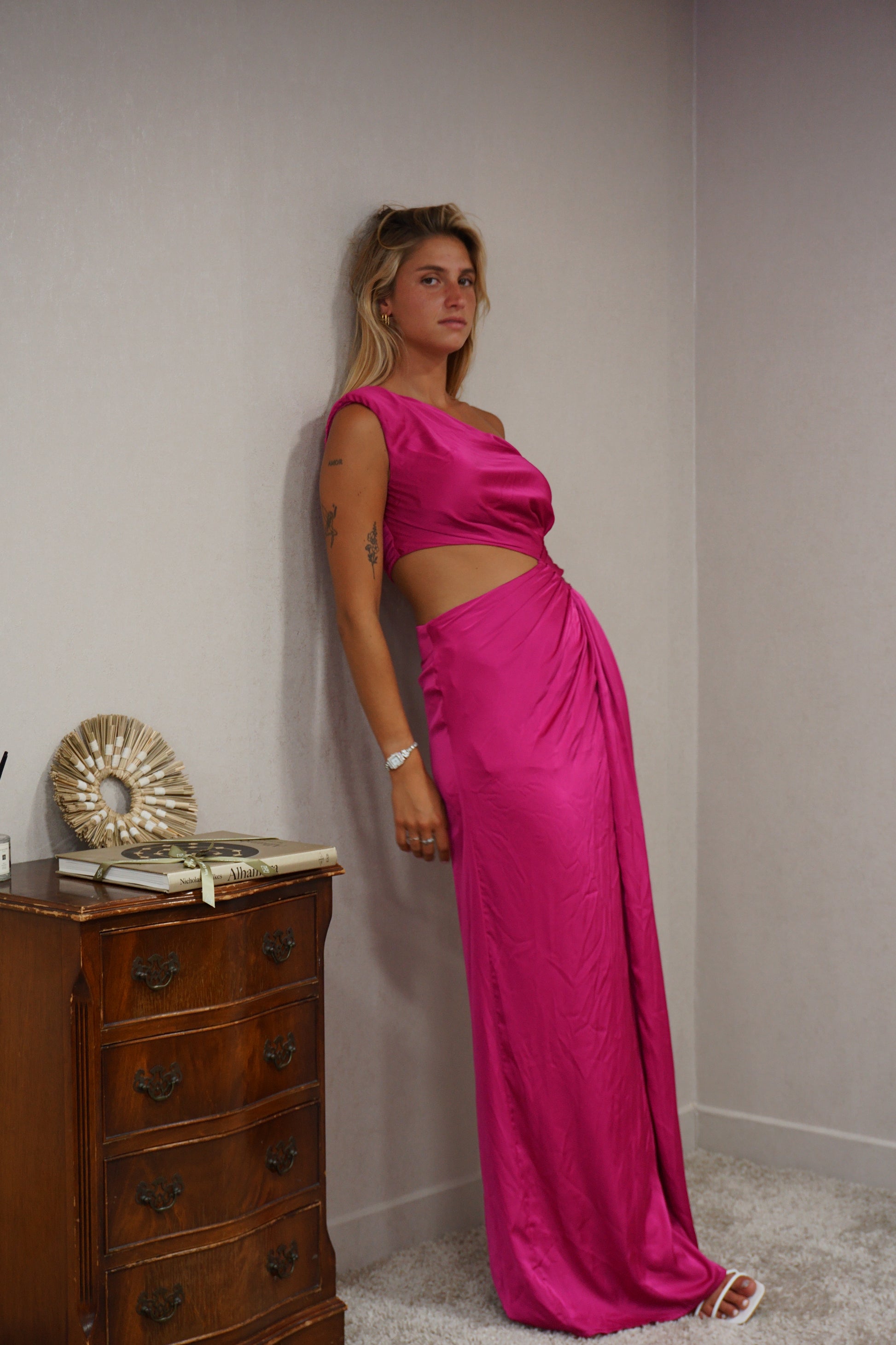 Robe de soirée satin tendance asymétrique Melbourne