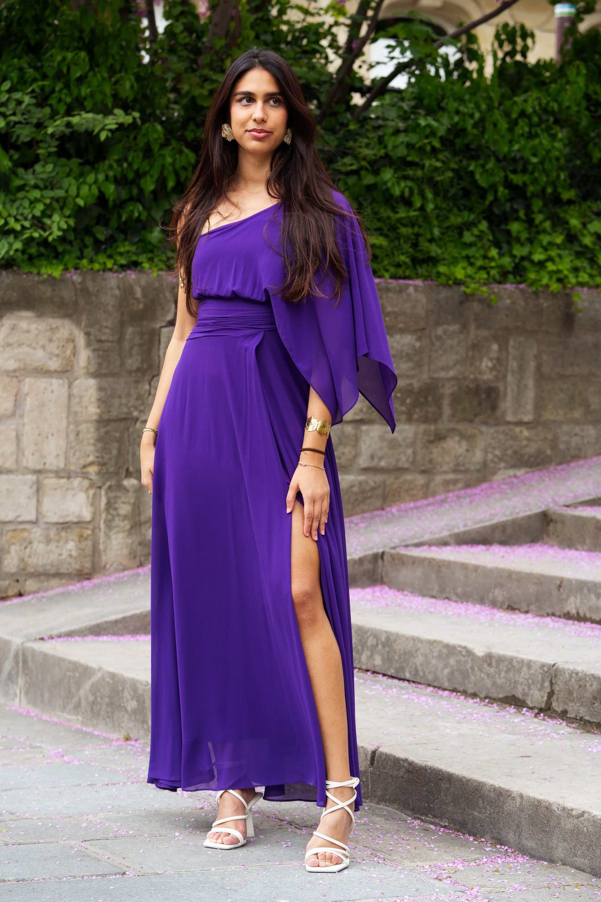 Robe maxi asymétrique avec manche évasée Elbasan