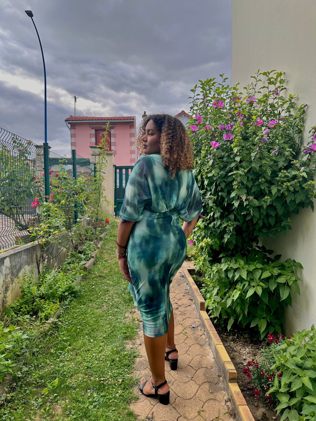 Robe midi imprimée grande taille raffinée avec manche effet papillon Luanda