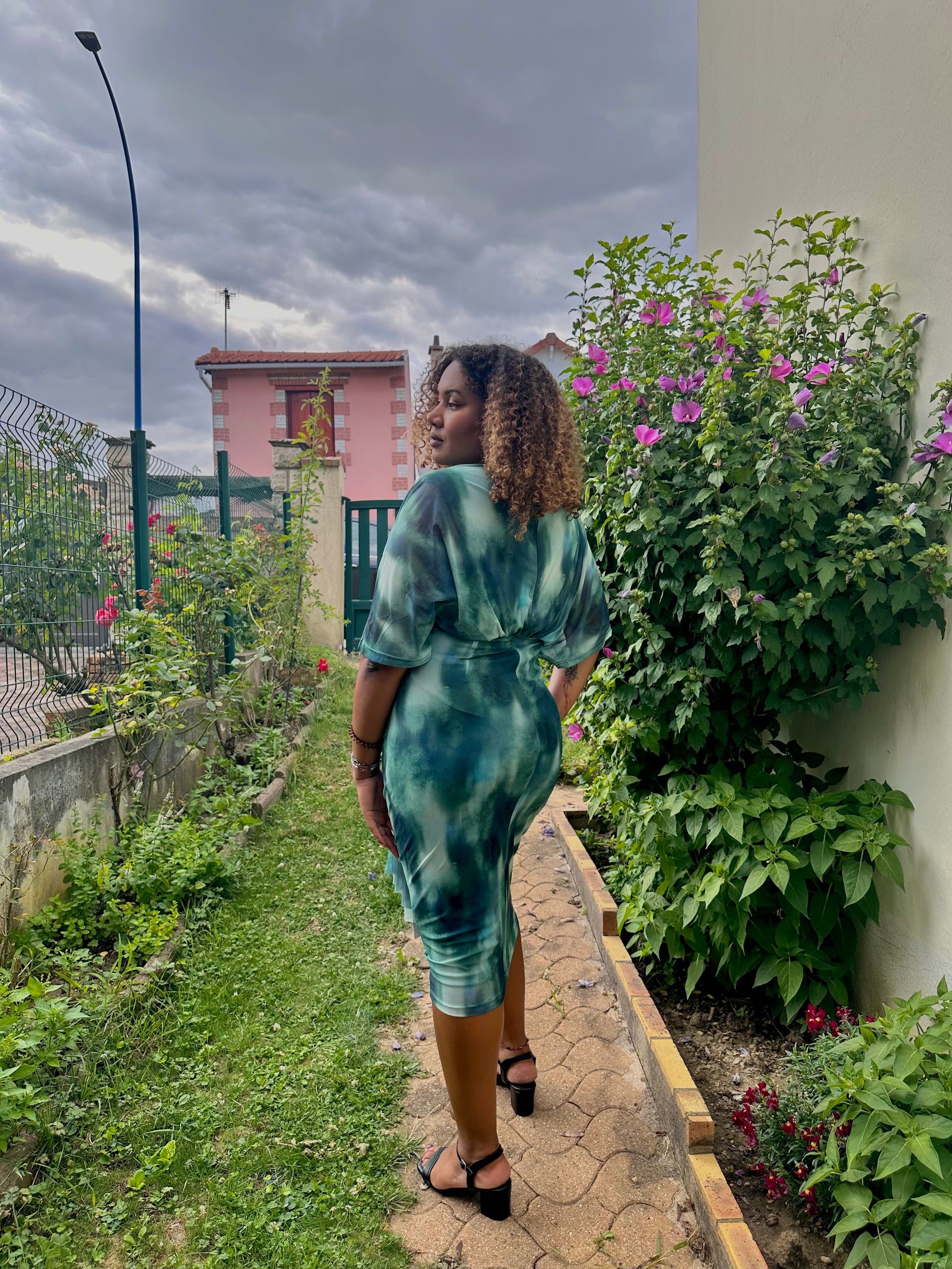 Robe midi imprimée grande taille raffinée avec manche effet papillon Luanda
