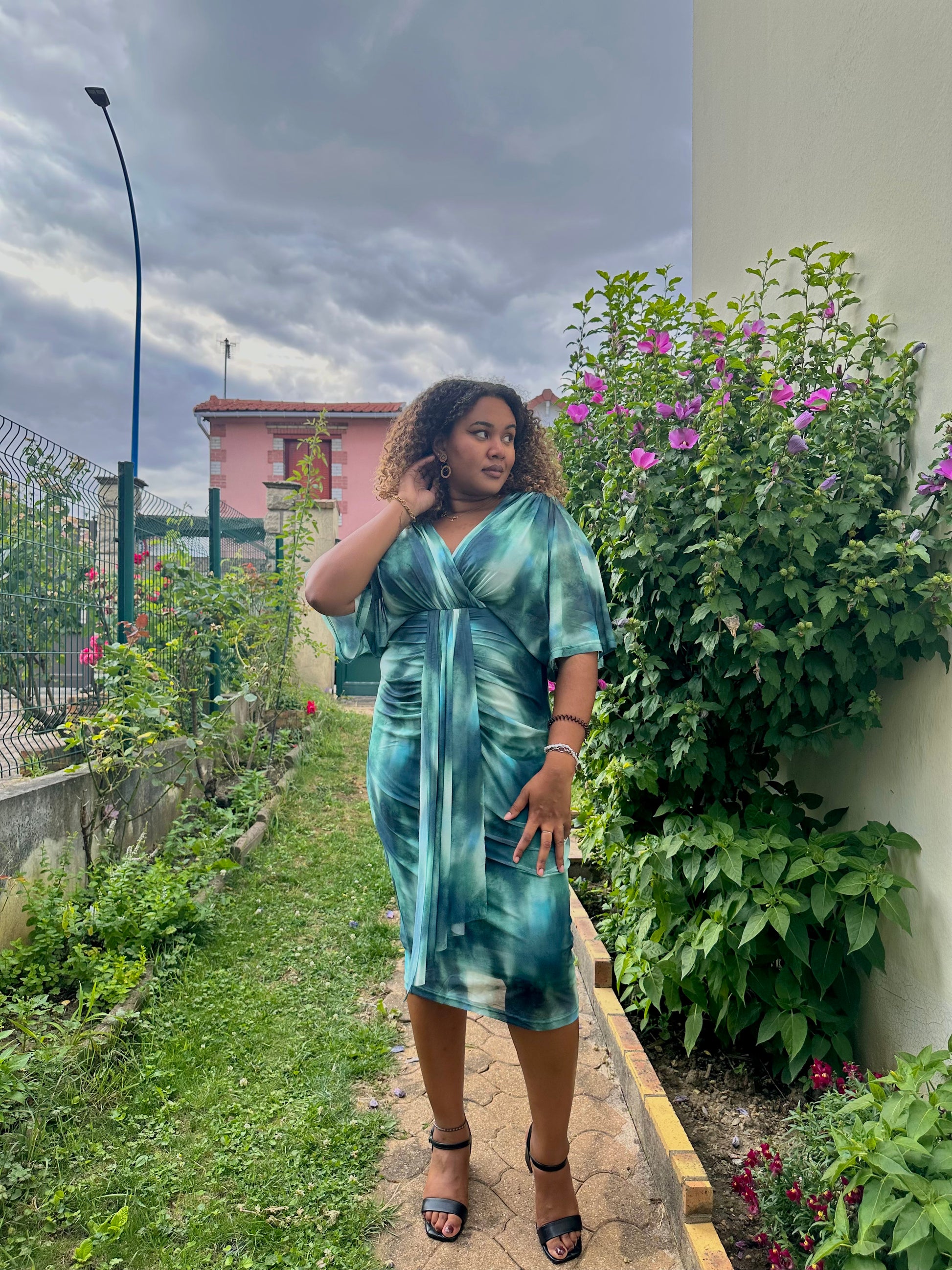 Robe midi imprimée grande taille raffinée avec manche effet papillon Luanda