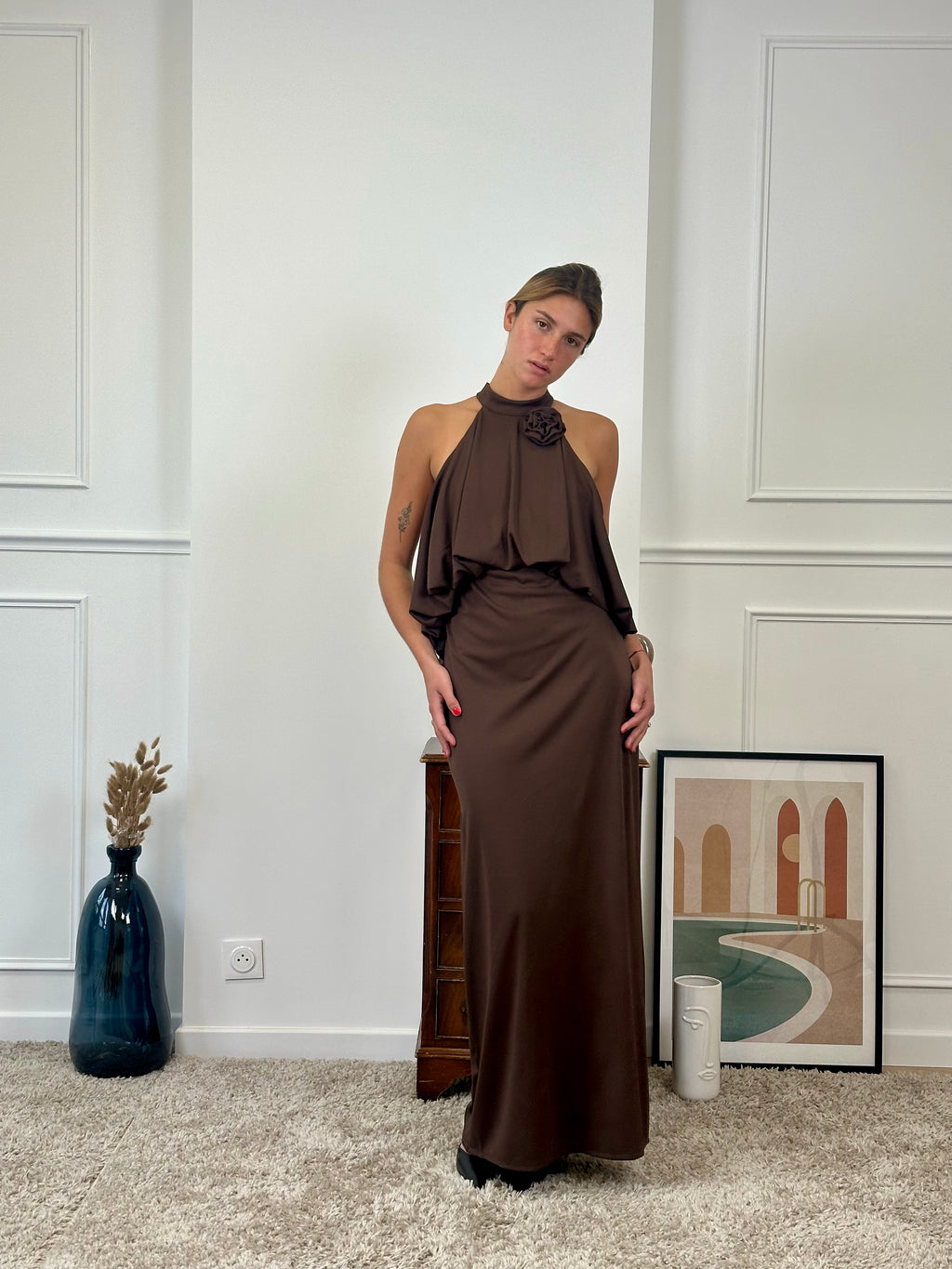 Robe longue marron à fleur épaulée Brisbane