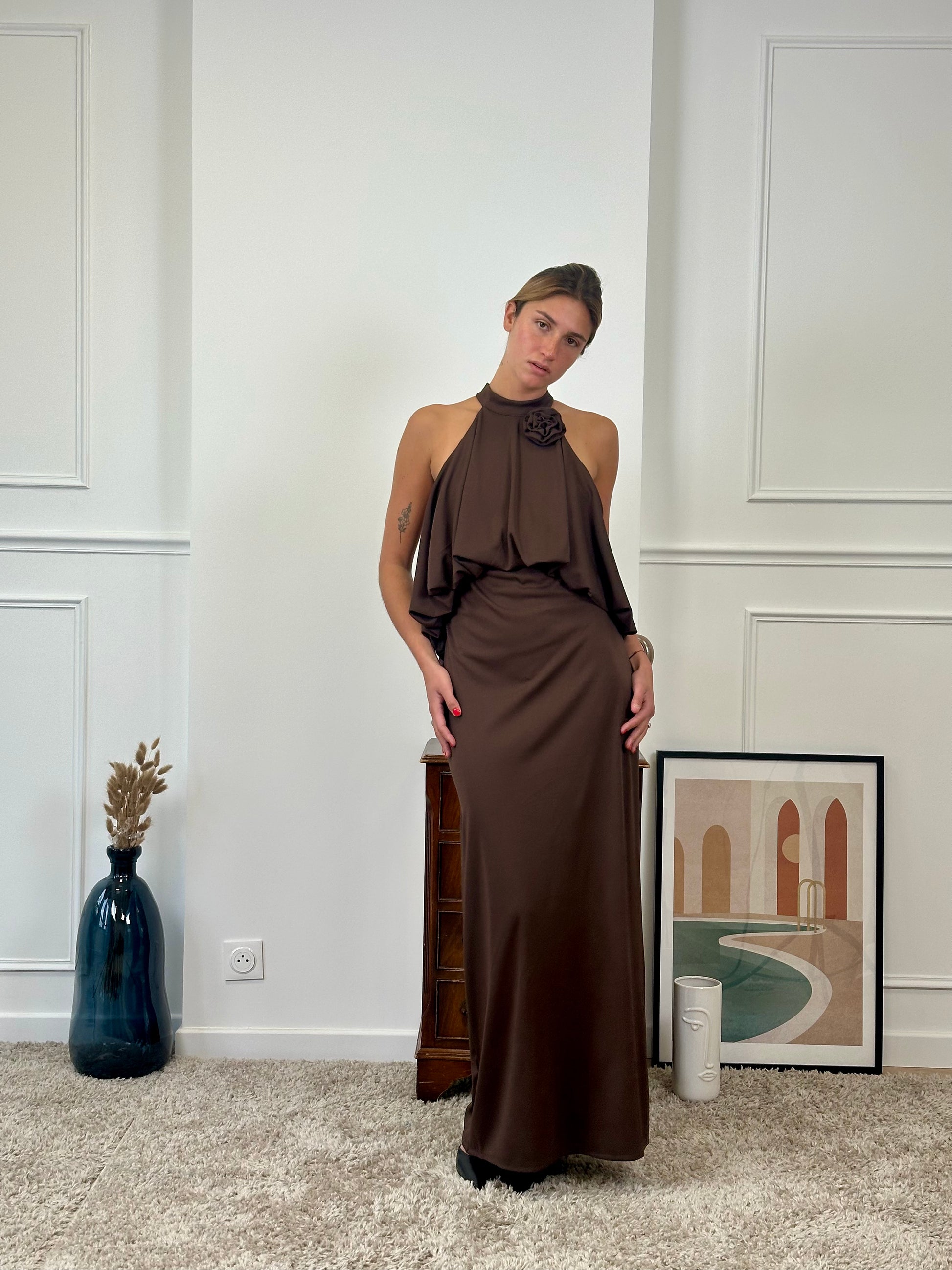 Robe longue marron à fleur épaulée Brisbane