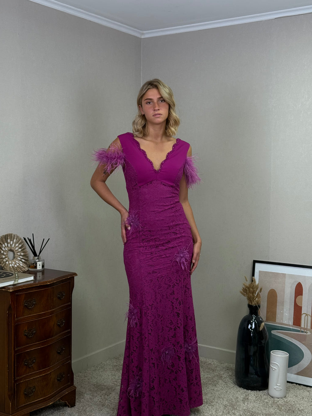 Robe de cérémonie longue en dentelle à décolleté en V et détails plume - Nuuk