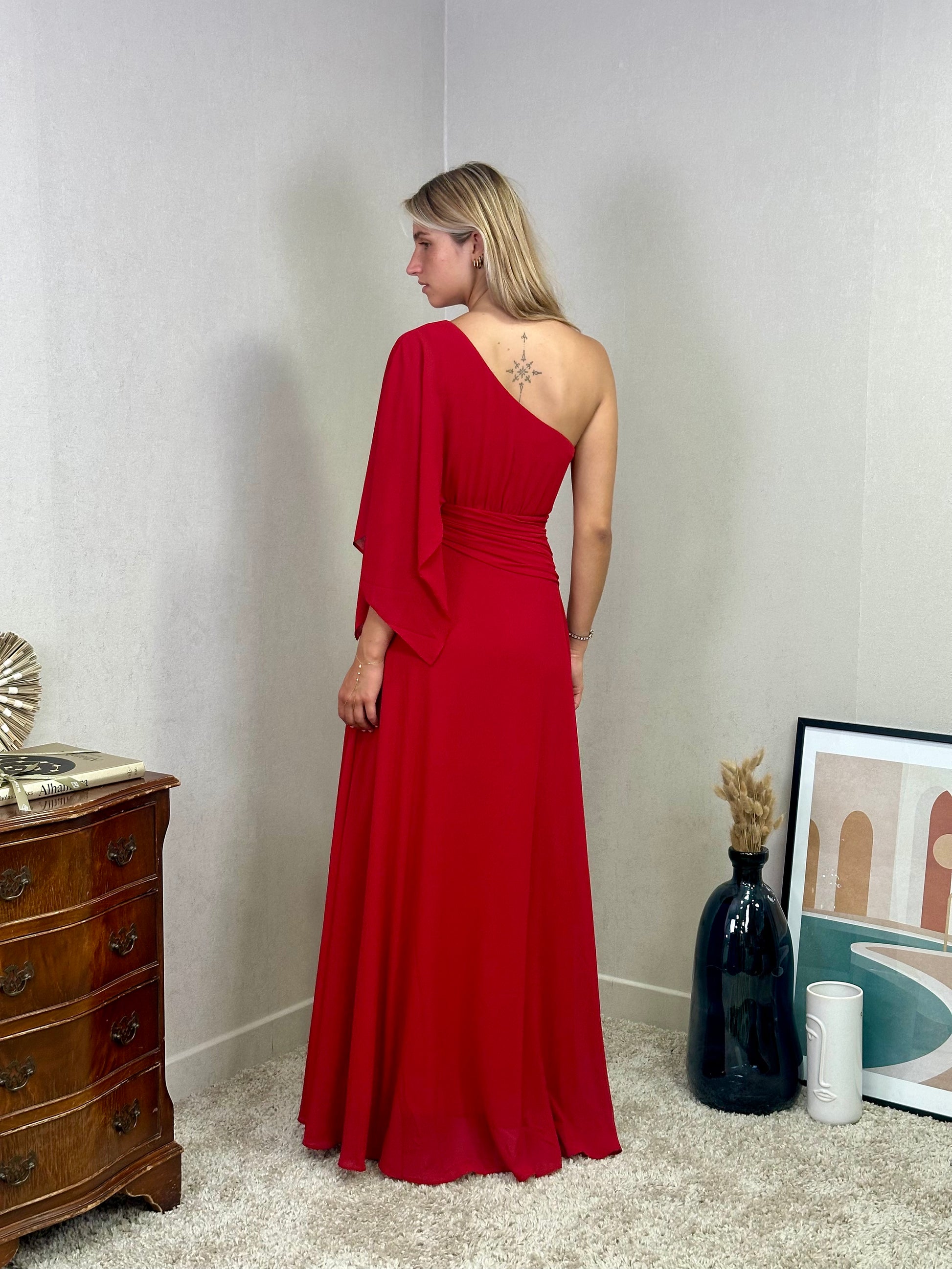 Robe maxi asymétrique avec manche évasée Elbasan