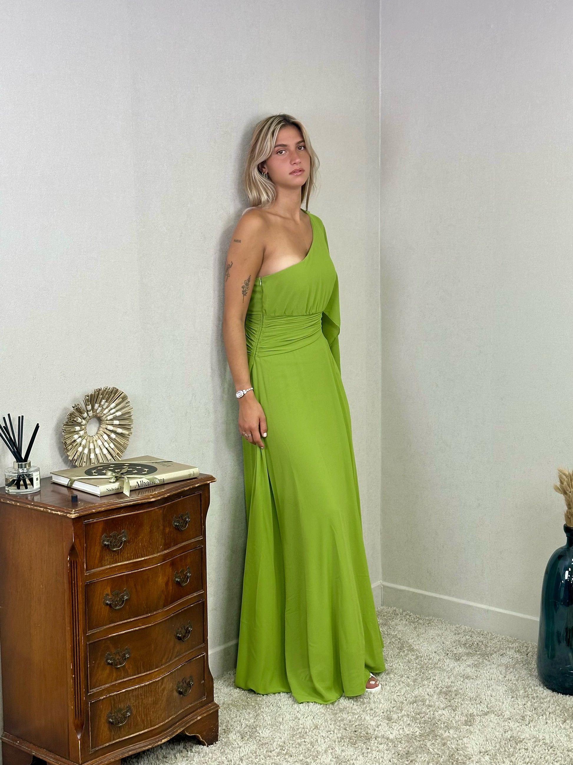 Robe maxi asymétrique avec manche évasée Elbasan