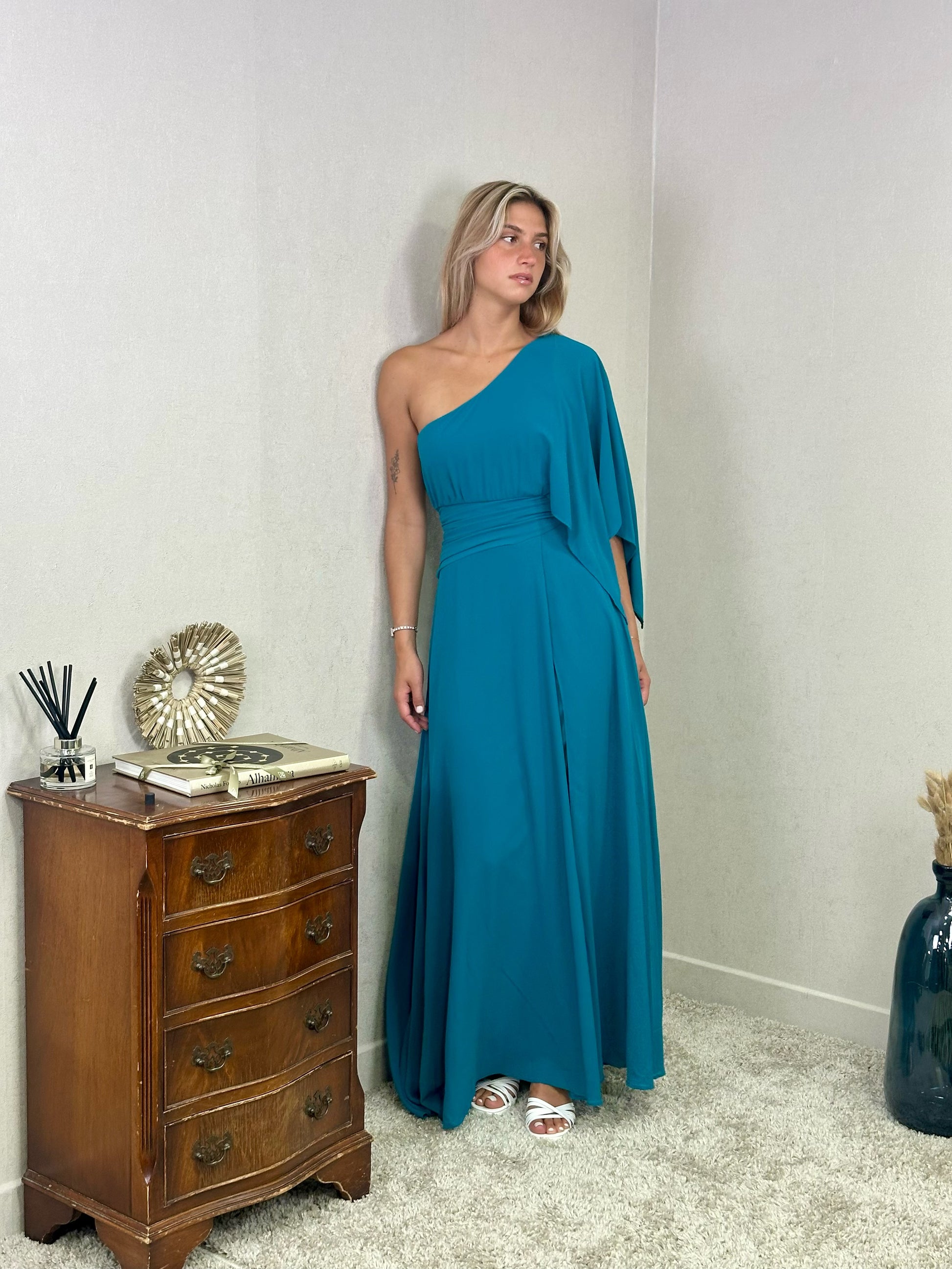 Robe maxi asymétrique avec manche évasée Elbasan