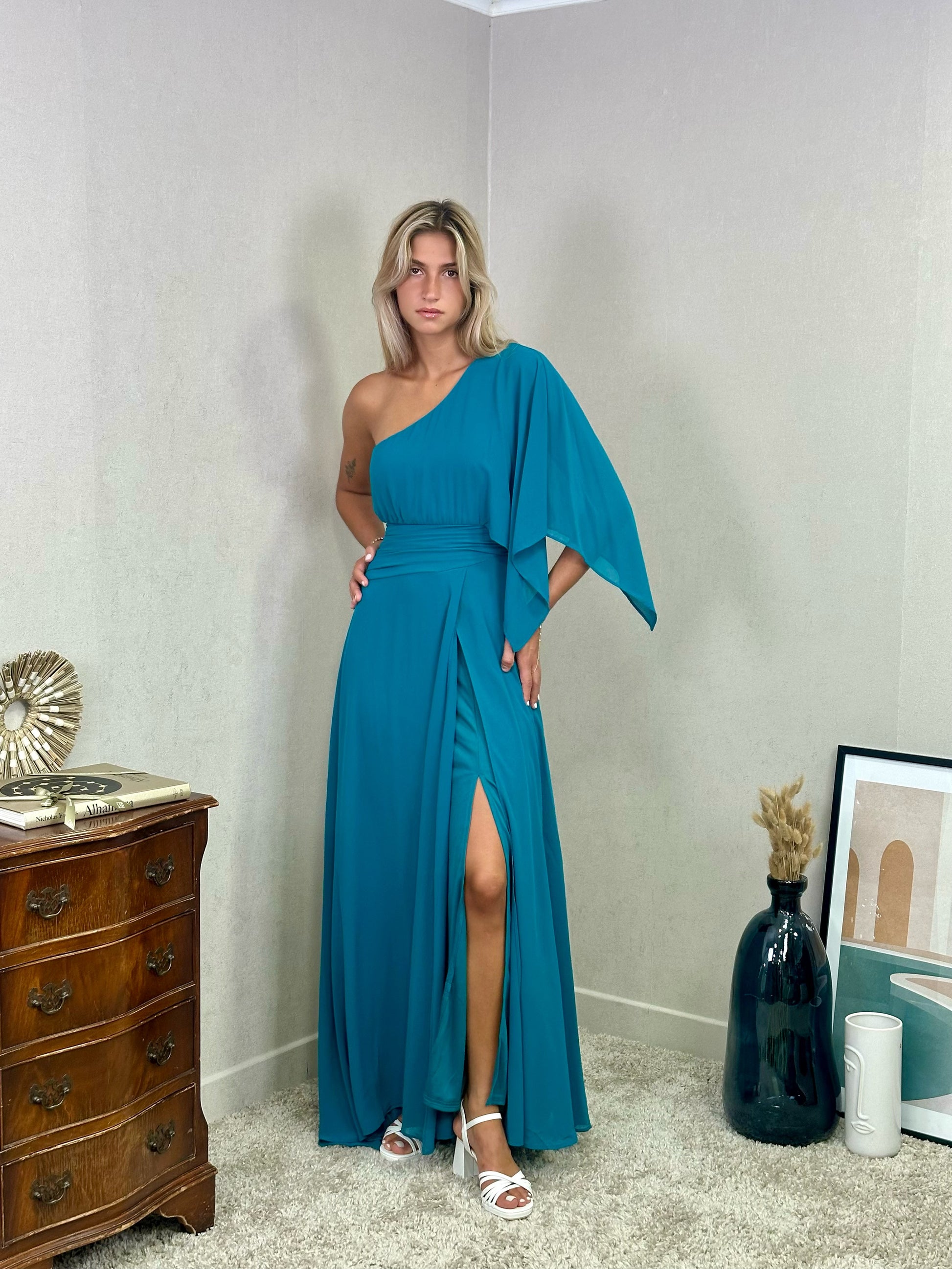 Robe maxi asymétrique avec manche évasée Elbasan
