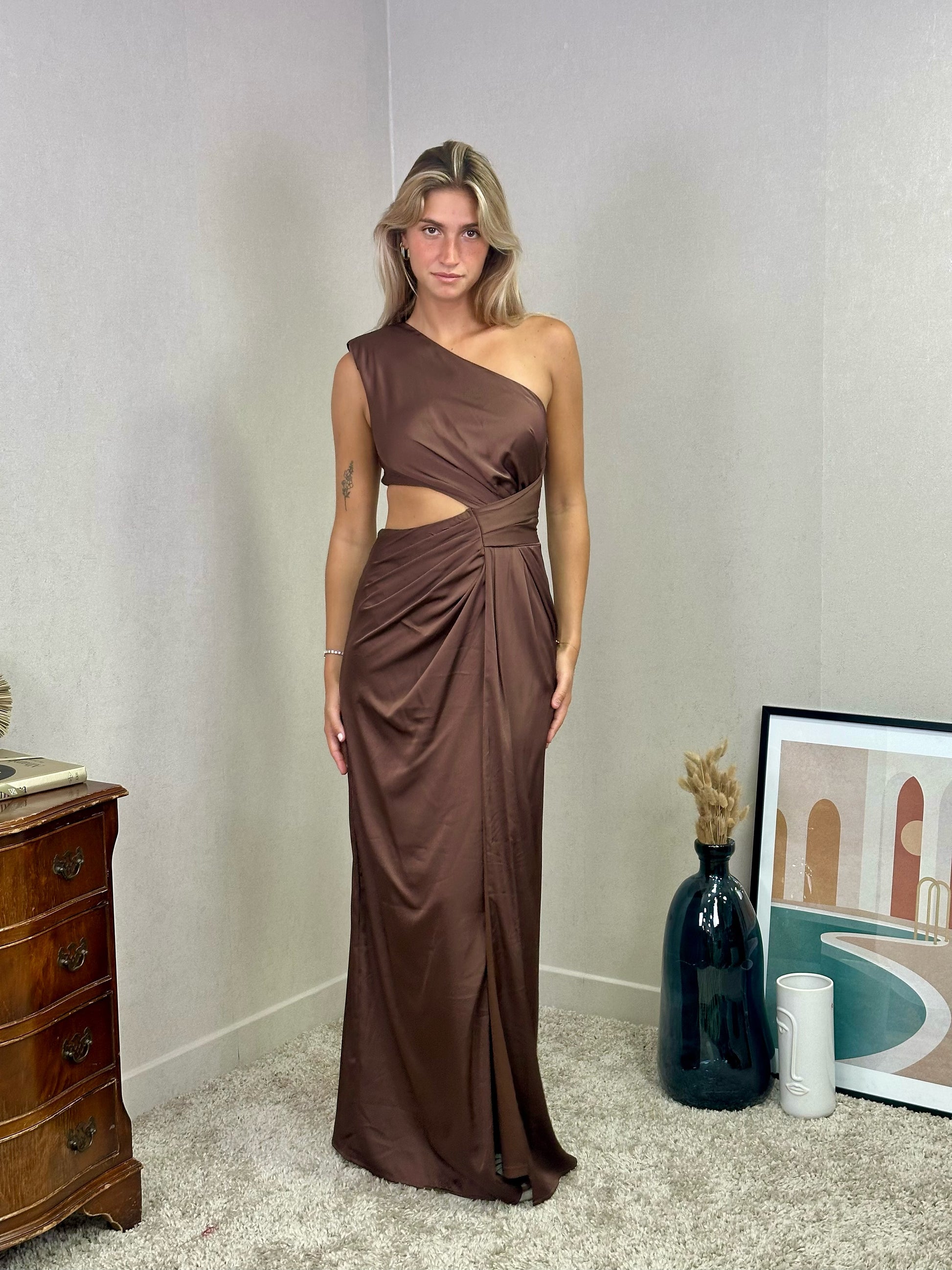 Robe de soirée satin tendance asymétrique Melbourne