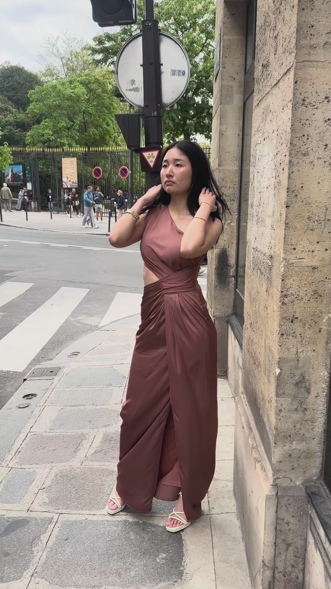 Robe de soirée satin tendance asymétrique Melbourne