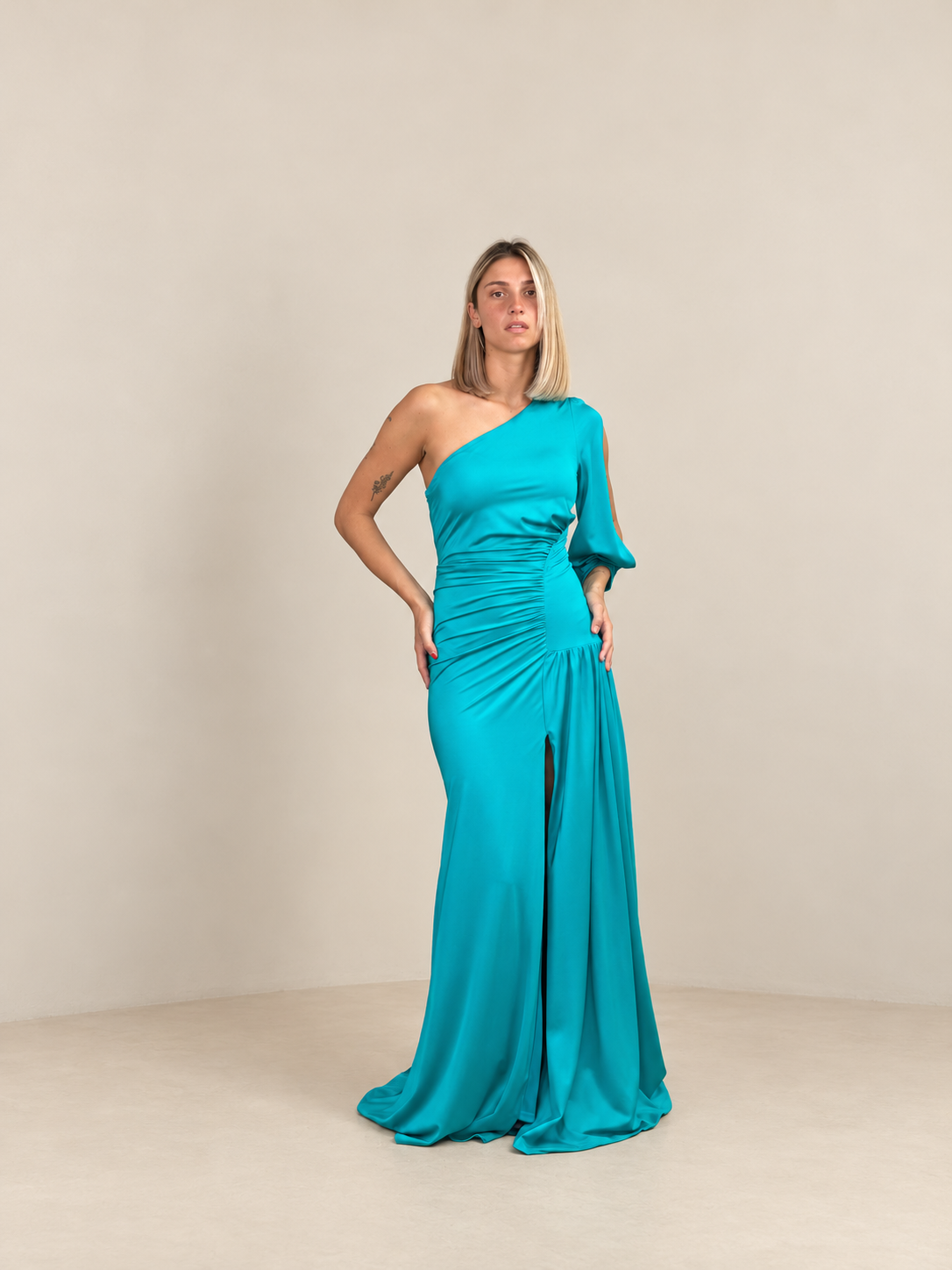 Robe longue asymétrique à manches drapées - Monaco