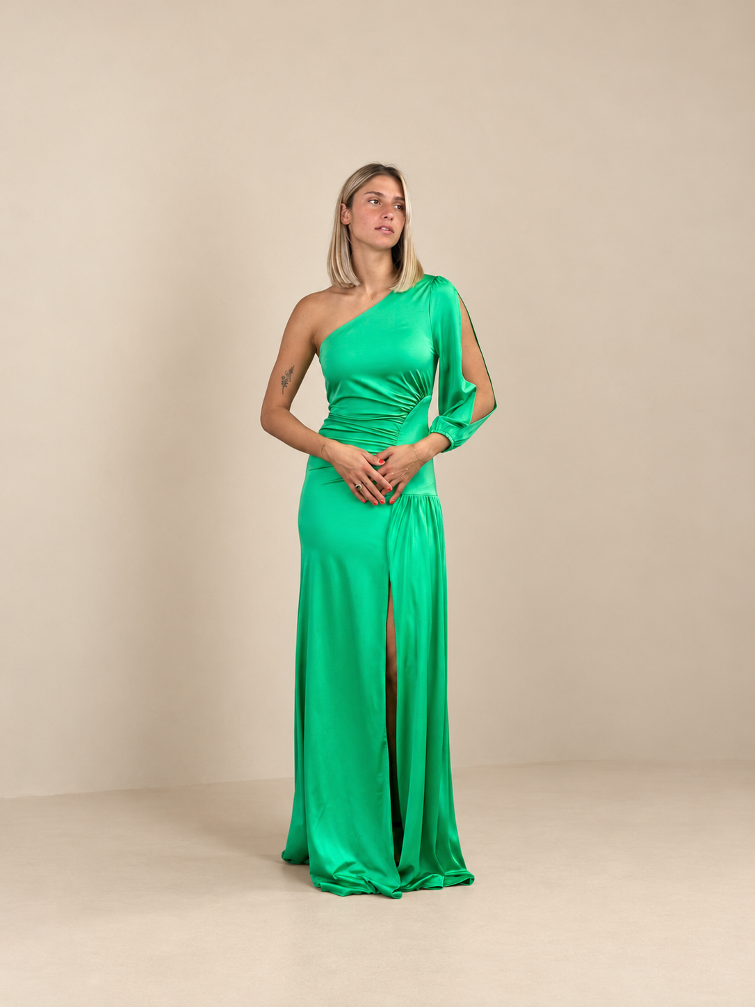 Robe longue asymétrique à manches drapées - Monaco