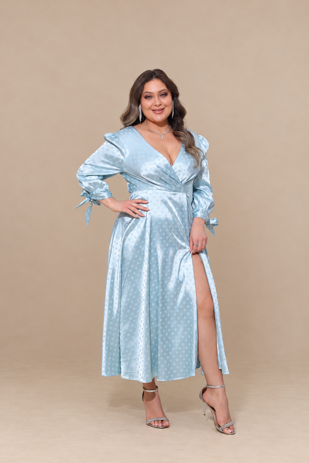 Robe midi grande taille en satin à pois - Corinthe