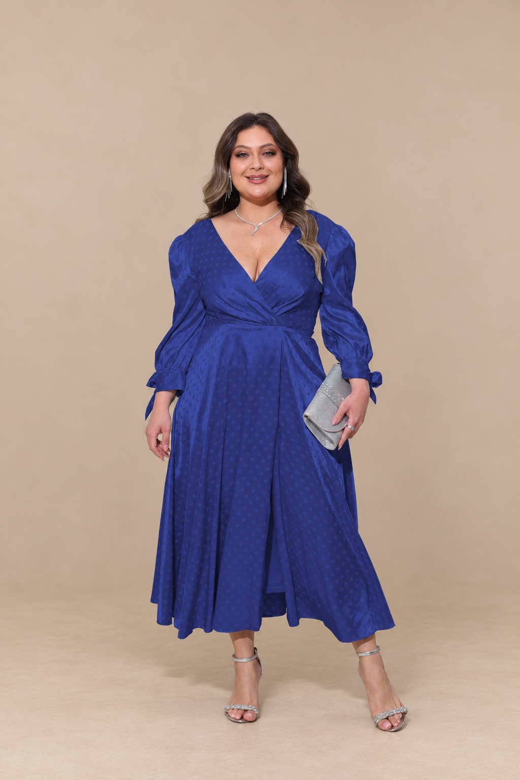 Robe midi grande taille en satin à pois - Corinthe