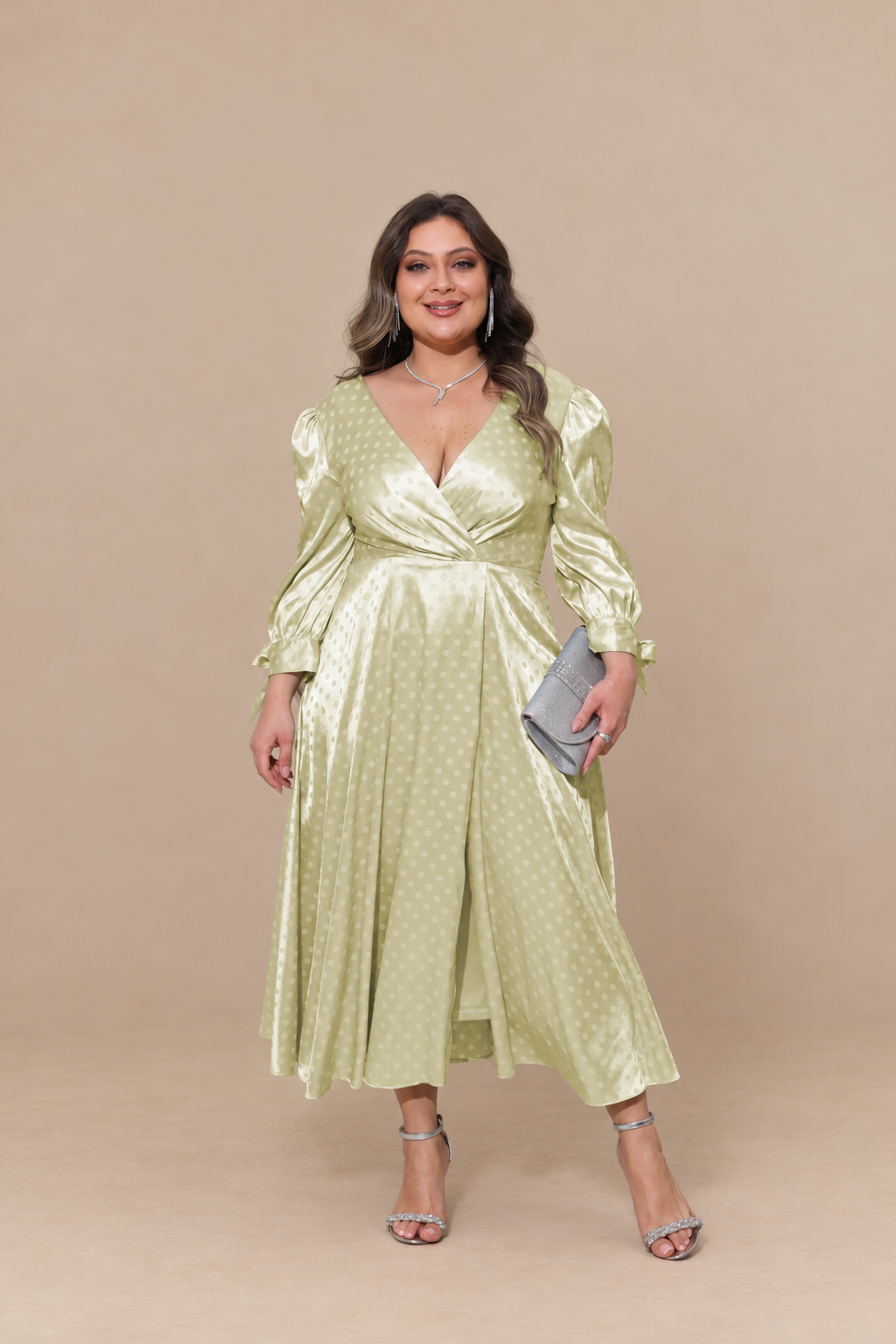 Robe midi grande taille en satin à pois - Corinthe