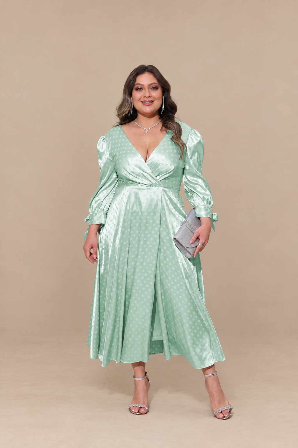 Robe midi grande taille en satin à pois - Corinthe